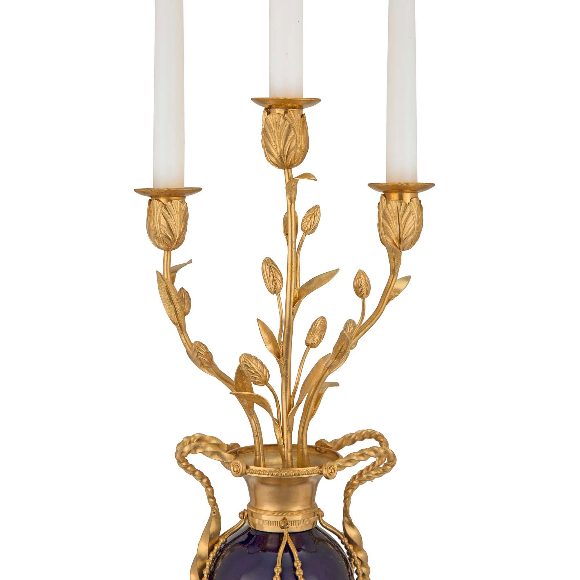 Candelabros franceses del siglo XIX estilo Luis XVI de vidrio azul cobalto y ormolu Vidrio en venta