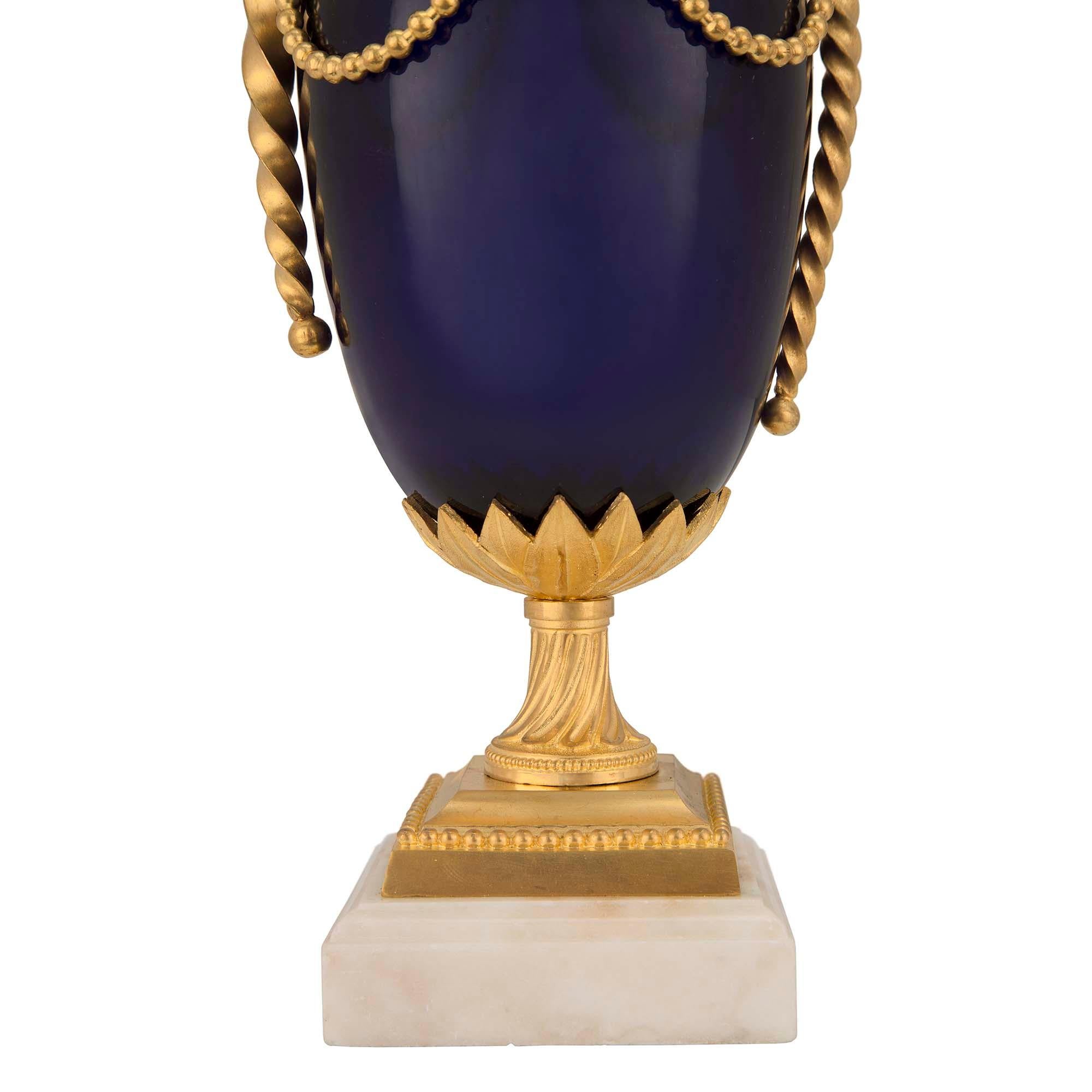 Candélabres français de style Louis XVI du XIXe siècle en verre bleu cobalt et bronze doré en vente 1