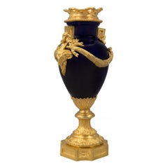 Jarrón francés del siglo XIX de porcelana azul cobalto y ormolu de estilo Luis XVI