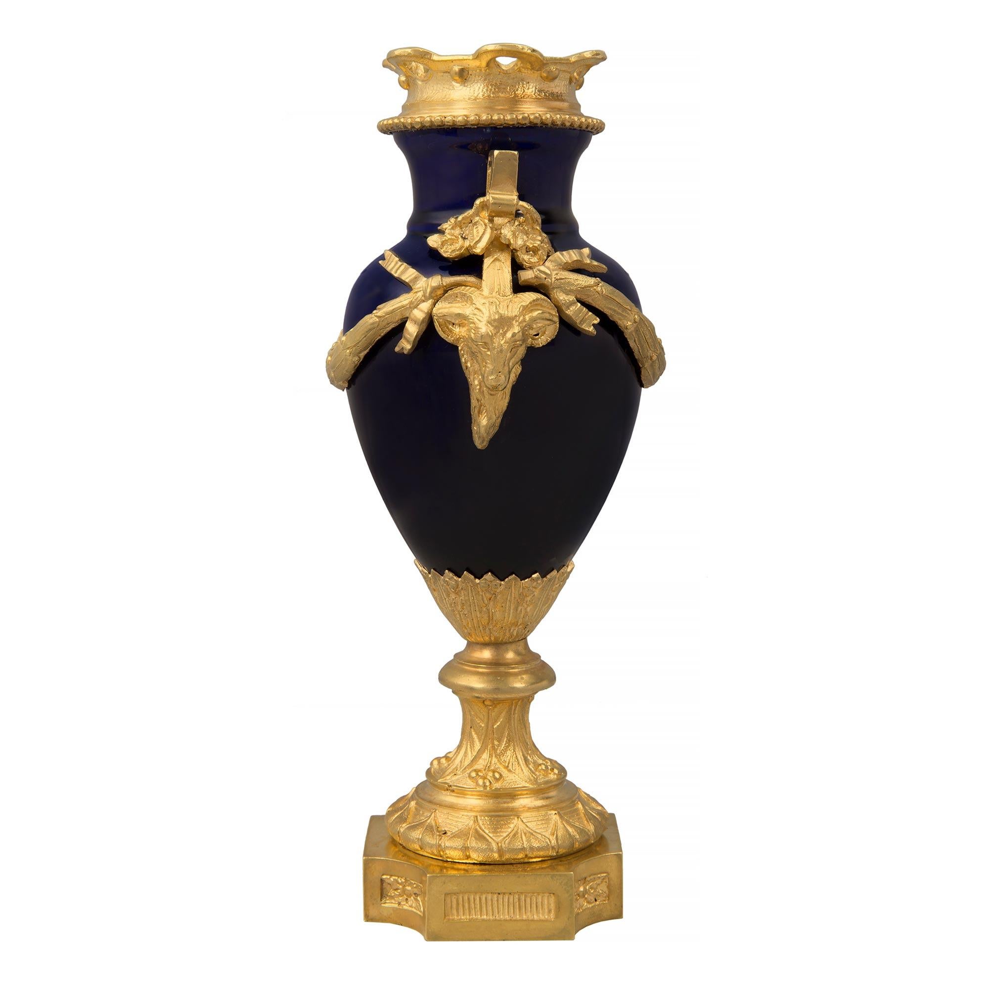 Français Vase de style Louis XVI du 19ème siècle en porcelaine bleu cobalt et bronze doré en vente