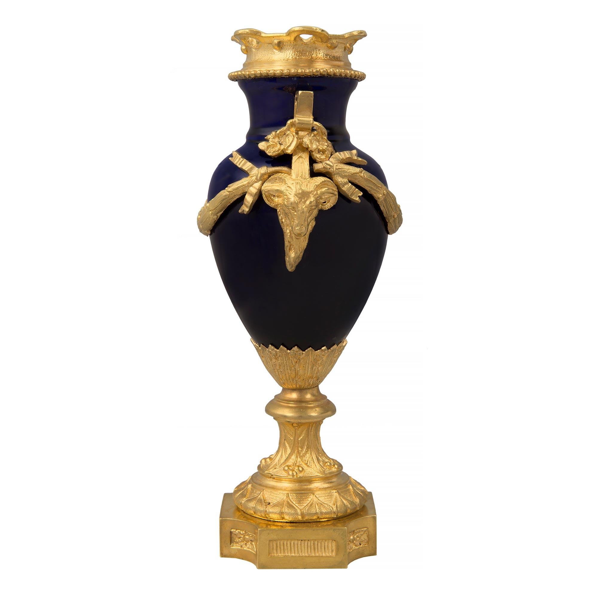 Francese Vaso francese del XIX secolo in stile Luigi XVI in porcellana blu cobalto e ormolu in vendita