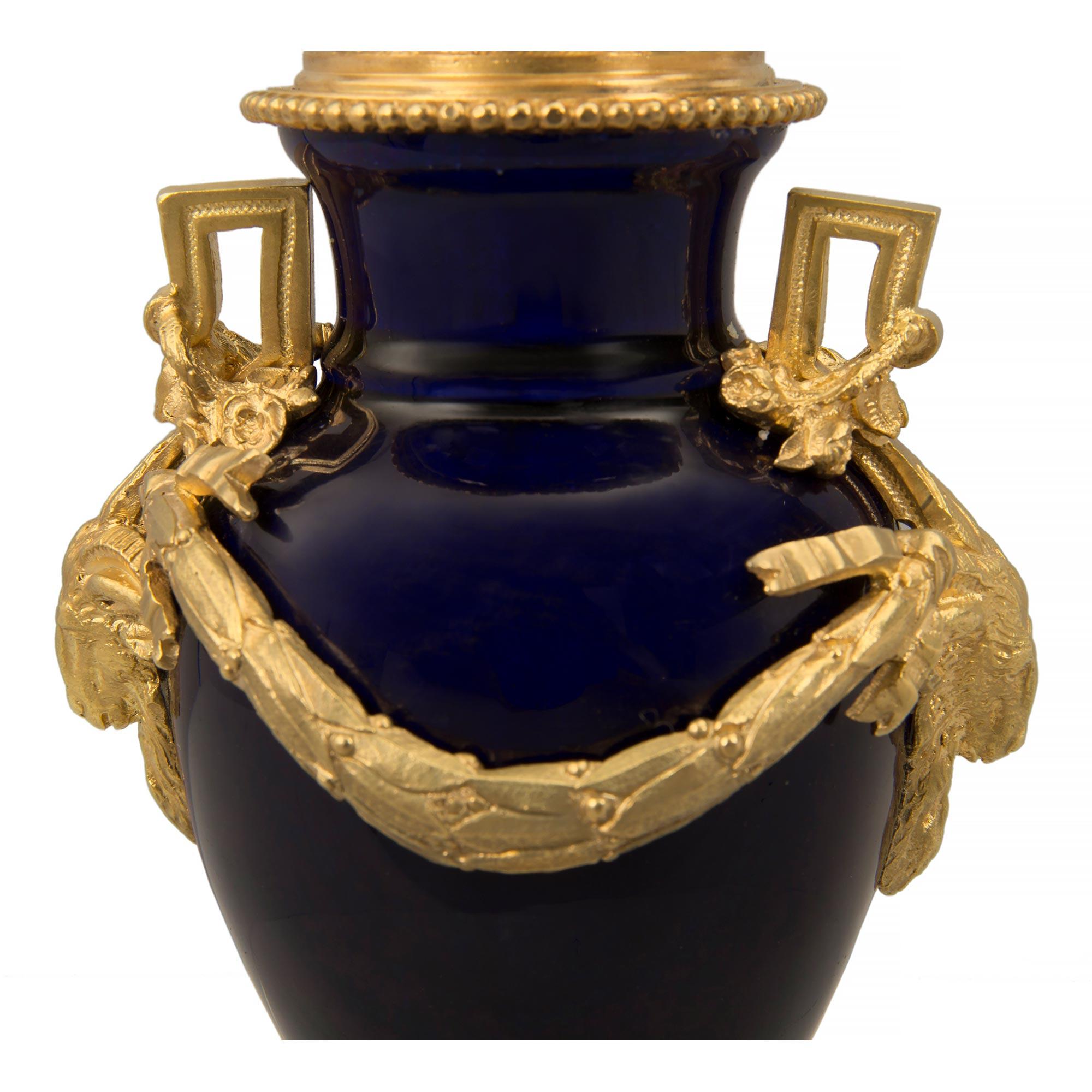 XIXe siècle Vase de style Louis XVI du 19ème siècle en porcelaine bleu cobalt et bronze doré en vente