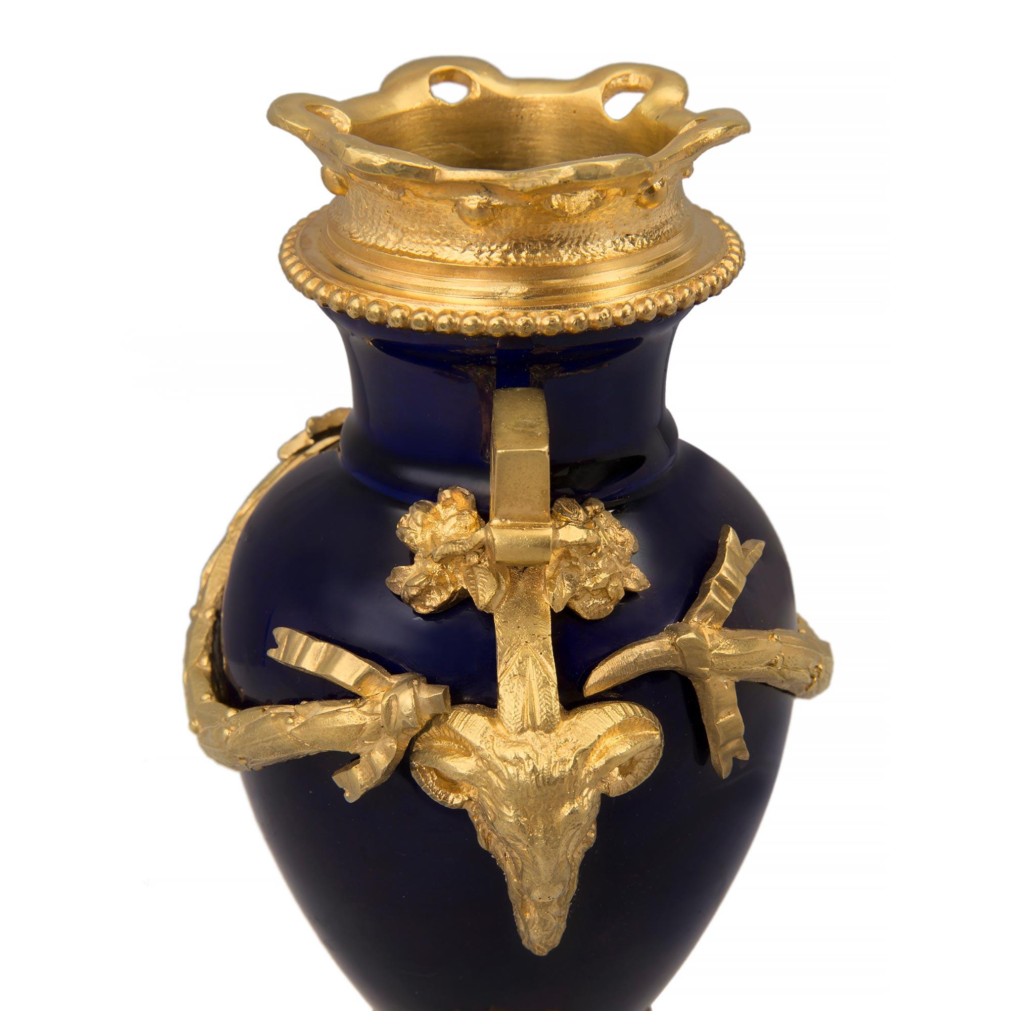 Porcelaine Vase de style Louis XVI du 19ème siècle en porcelaine bleu cobalt et bronze doré en vente