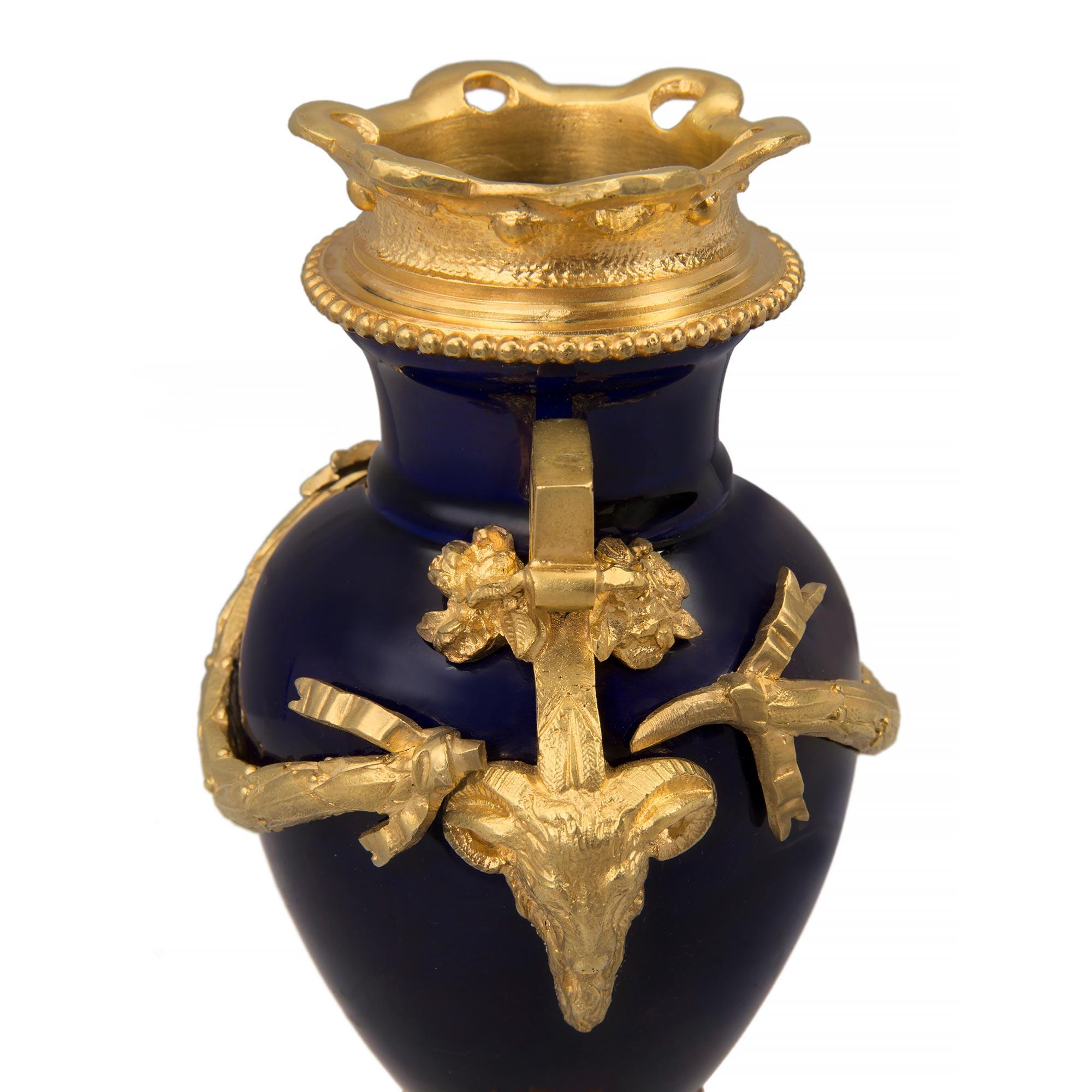 Vaso francese del XIX secolo in stile Luigi XVI in porcellana blu cobalto e ormolu in vendita 1