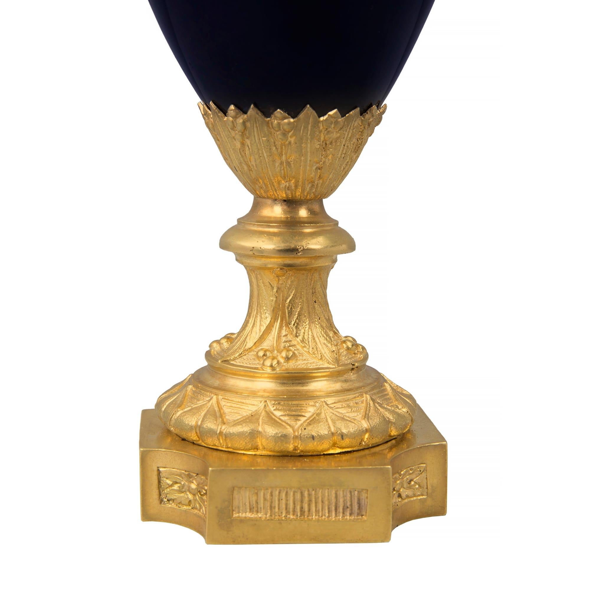 Vaso francese del XIX secolo in stile Luigi XVI in porcellana blu cobalto e ormolu in vendita 2