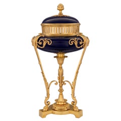 Kobaltblauer Tafelaufsatz aus Sèvres-Porzellan im Louis-XVI-Stil des 19. Jahrhunderts