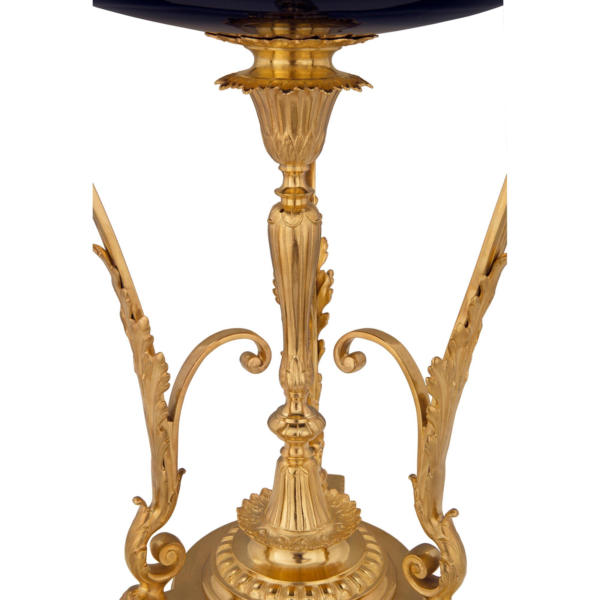 Bronze doré Centre de table en porcelaine de Sèvres bleu cobalt de style Louis XVI du XIXe siècle français en vente