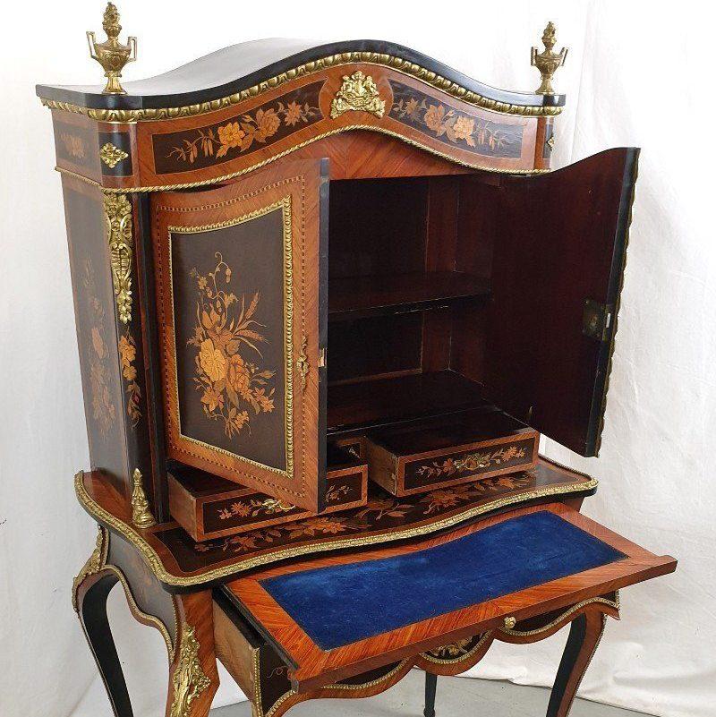 Very high-class, impressive secretary with a retractable writing table, made in the second half of the 19th century, in the style of Louis XVI with elements of the Directorate style.

The unusual inlays depicting intricate floral motifs,