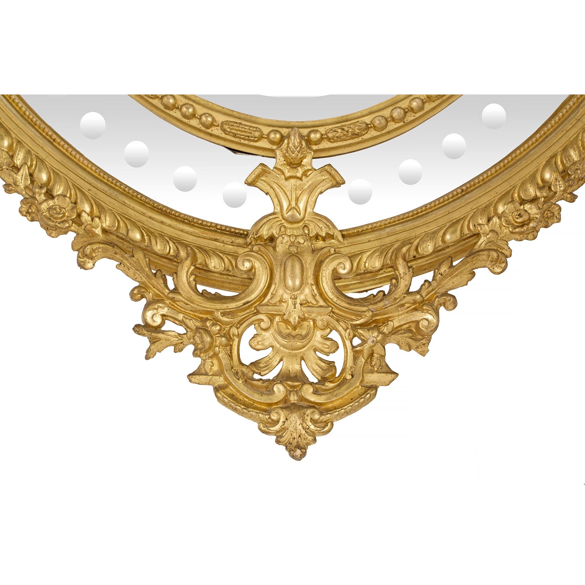XIXe siècle Miroir ovale en bois doré à double cadre de style Louis XVI du 19ème siècle français en vente