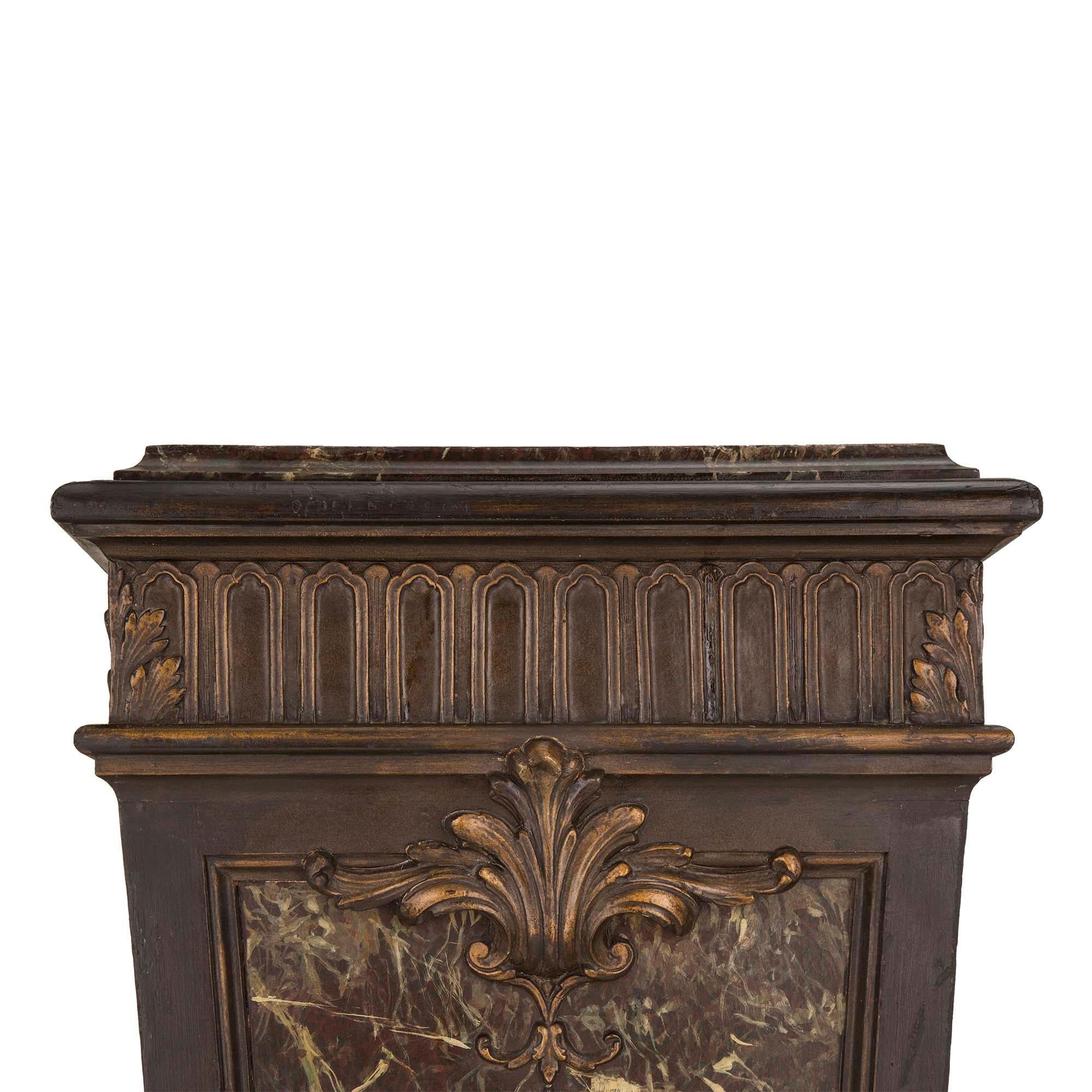 Sockel aus Kunstmarmor und patiniertem Marmor im Louis-XVI-Stil des 19. Jahrhunderts im Zustand „Gut“ im Angebot in West Palm Beach, FL