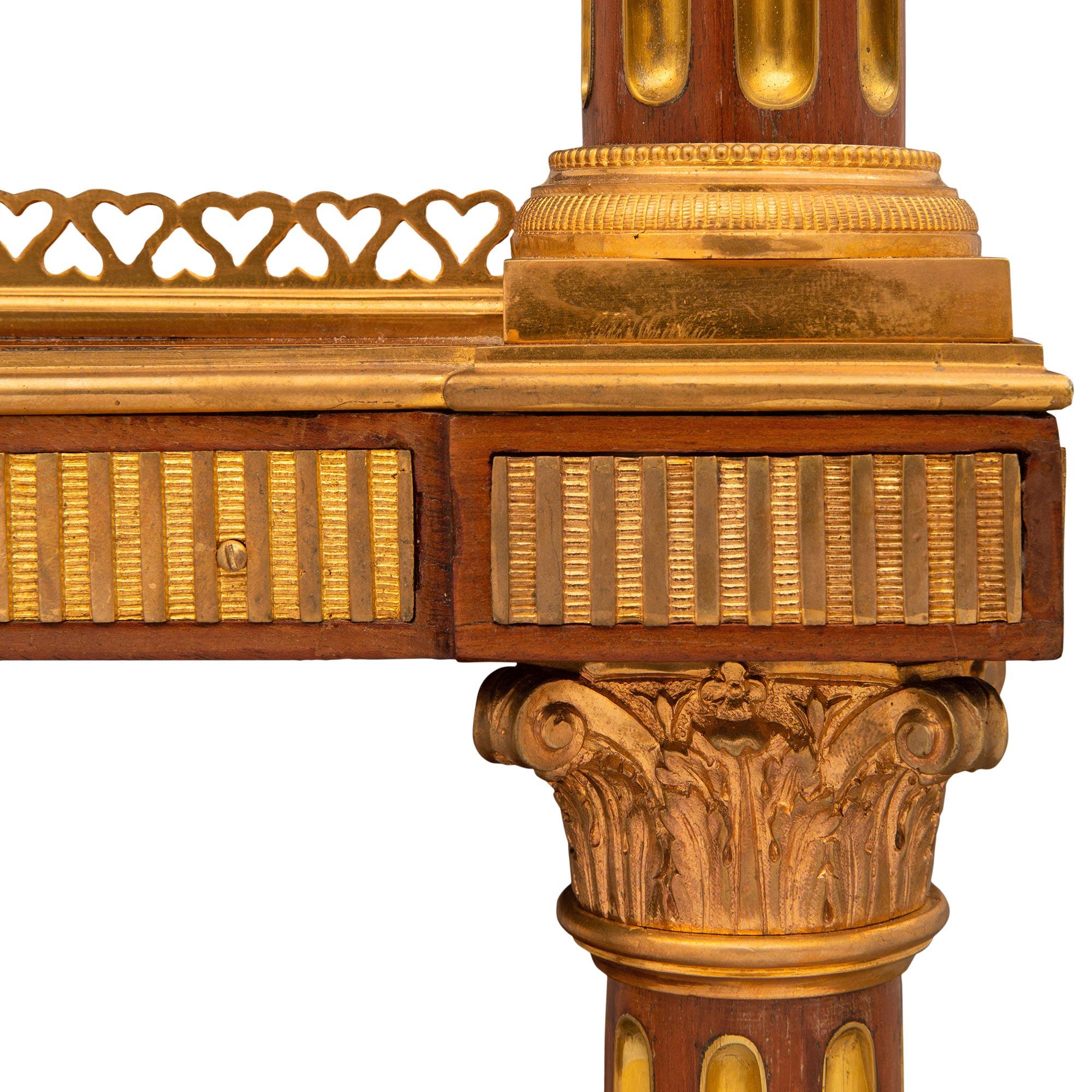 Bronze doré Console à dessert de style Louis XVI du 19ème siècle en acajou flammé et bronze doré en vente