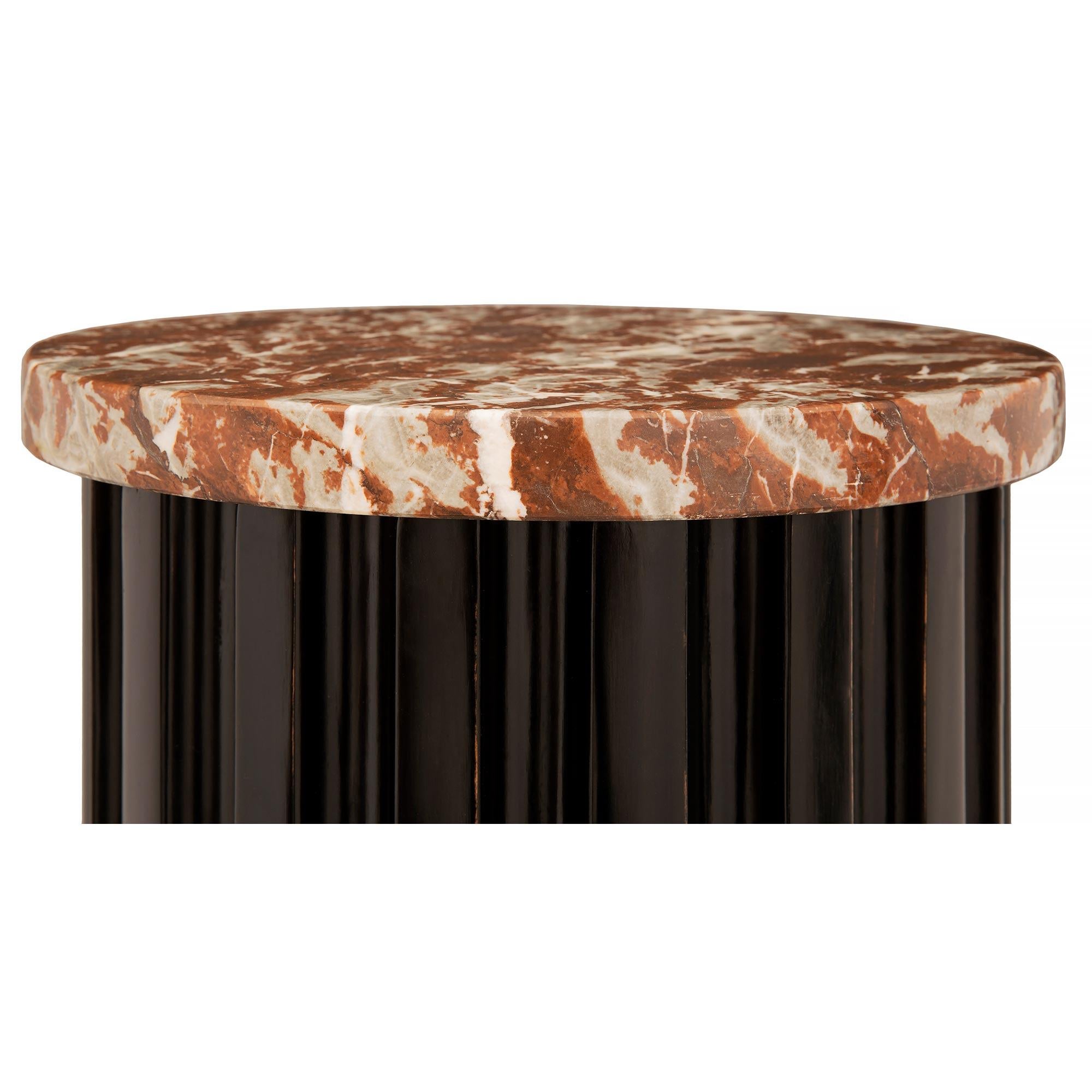 Français Piédestal français de style Louis XVI du 19ème siècle en bois fruitier, bronze doré et marbre en vente
