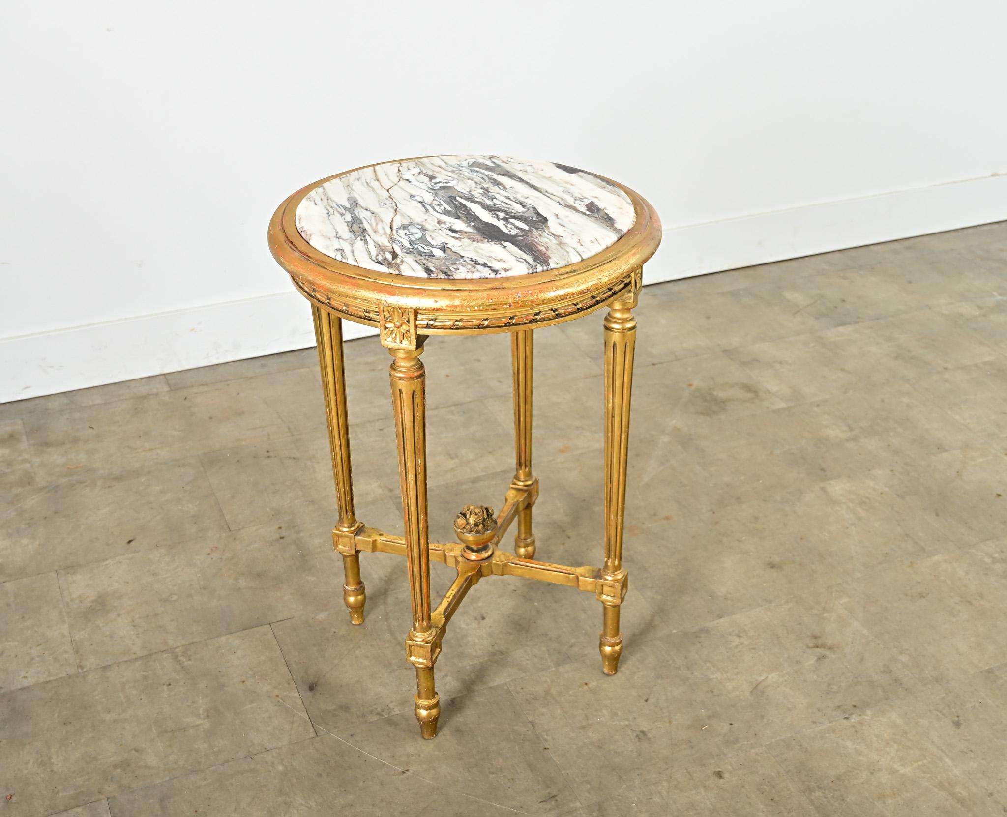 Une étincelante table de guéridon en bois doré de style Louis XVI, datant de la France du XIXe siècle. Le plateau en marbre blanc est strié de veinures bronze et taupe spectaculaires, qui se fondent avec les traces d'une fissure réparée et comblée