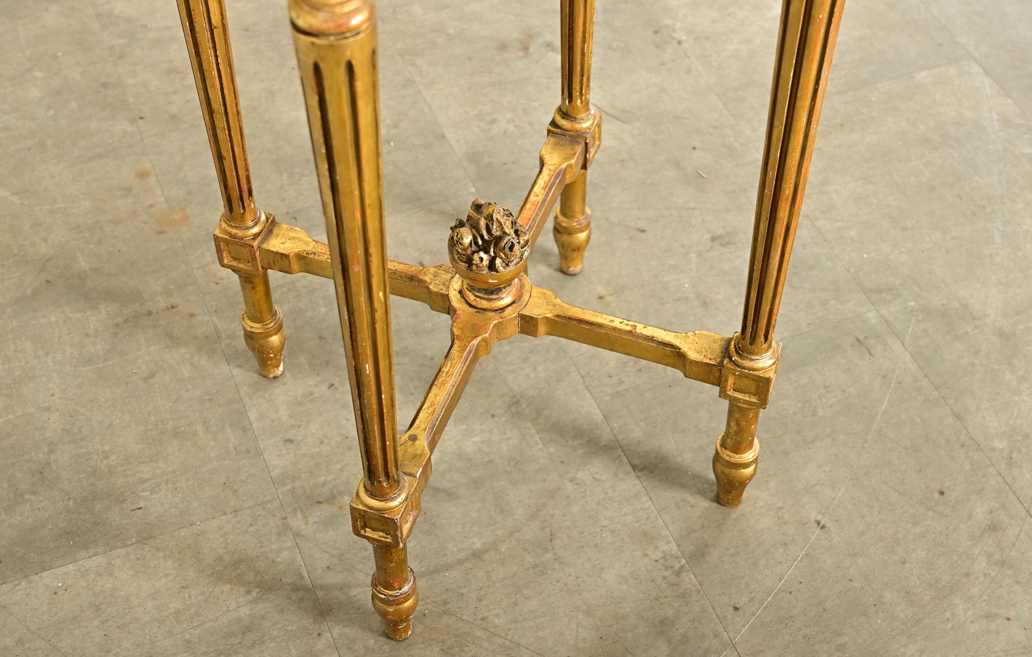 Sculpté Guéridon doré français du 19e siècle de style Louis XVI en vente