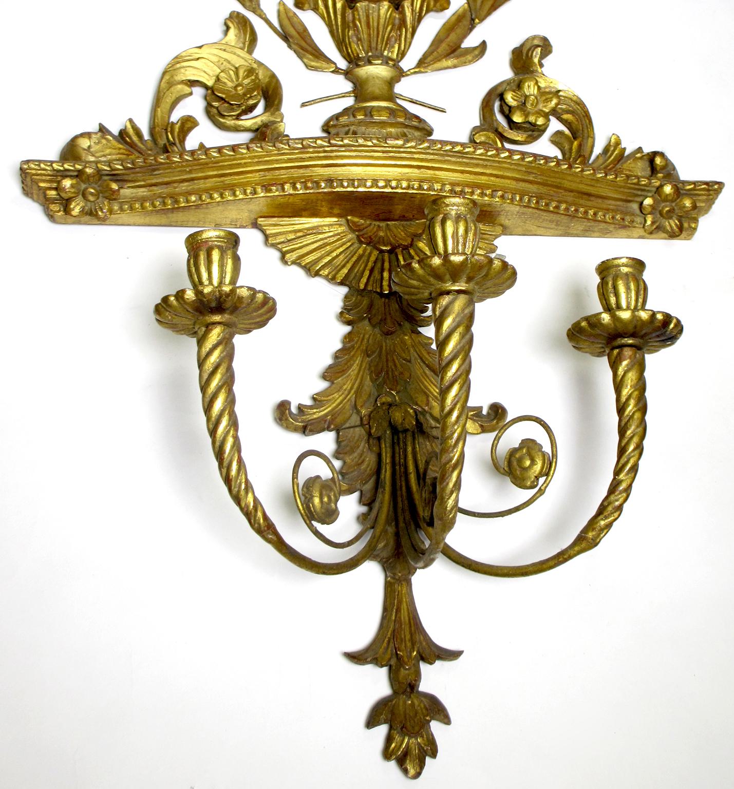 Doré Miroir et candélabre en bois doré sculpté de style Louis XVI du XIXe siècle français en vente