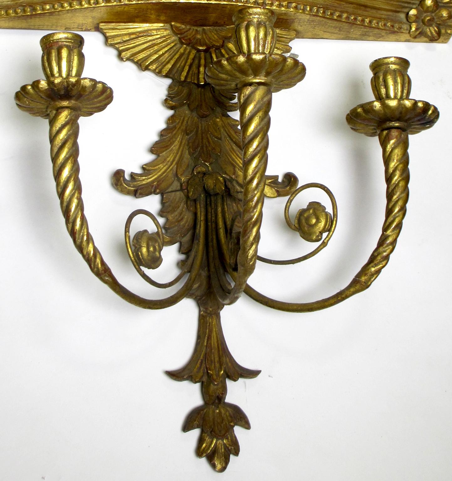 Geschnitzter Wandspiegel und Kandelaber aus vergoldetem Holz im Louis-XVI.-Stil des 19. Jahrhunderts (Vergoldet) im Angebot