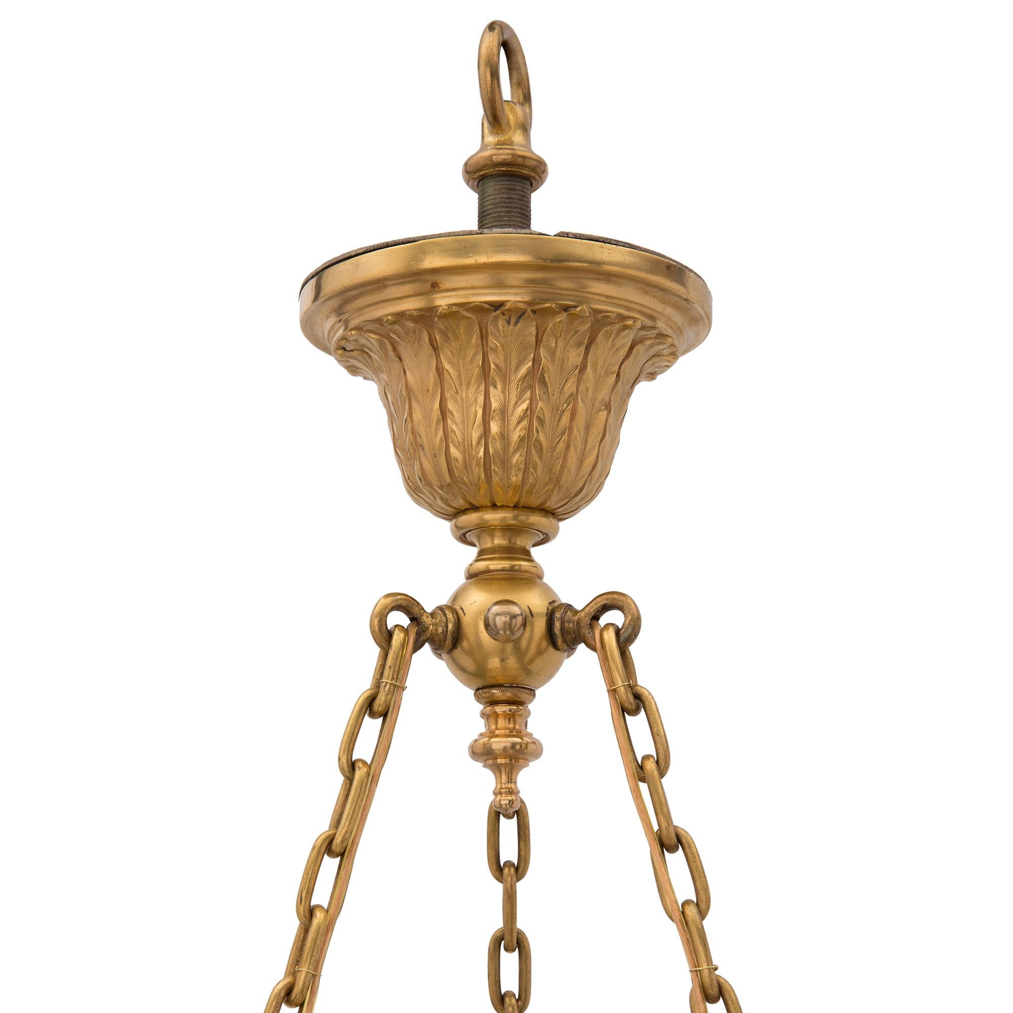 Uno straordinario e unico lampadario italiano del XIX secolo in legno dorato, ormolu e alabastro. Il lampadario è centrato da una squisita e meravigliosa coppa in alabastro con una ghiera inferiore finemente scolpita e centrata da deliziose foglie