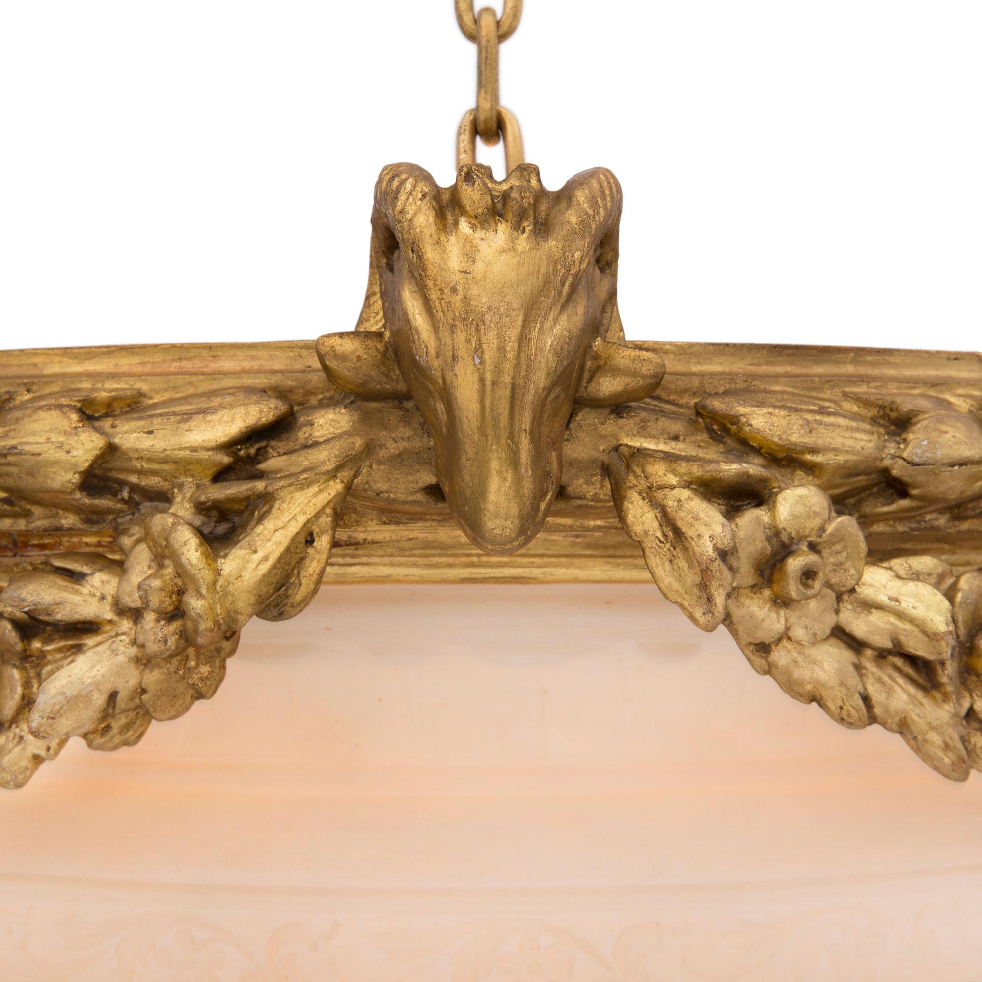 Italiano Lampadario italiano del XIX secolo in stile Luigi XVI in legno dorato, ormolu e alabastro in vendita