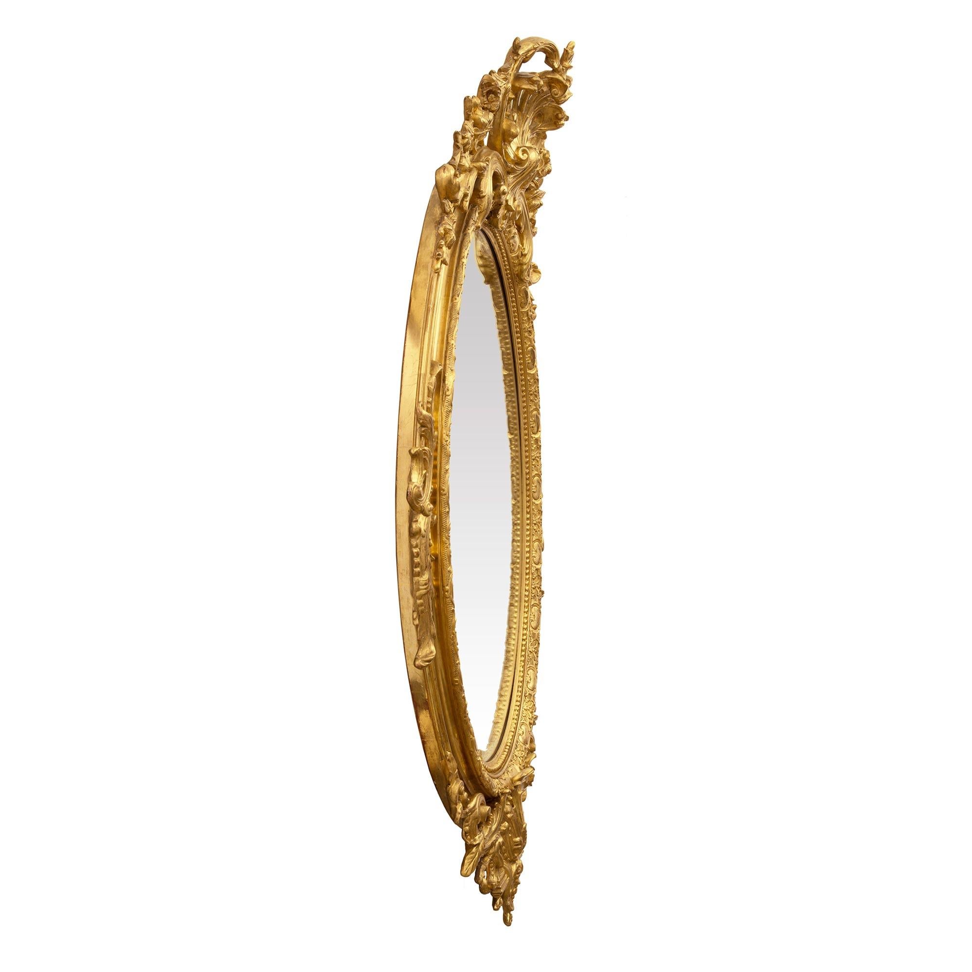 Français Miroir ovale en bois doré de style Louis XVI du XIXe siècle français en vente