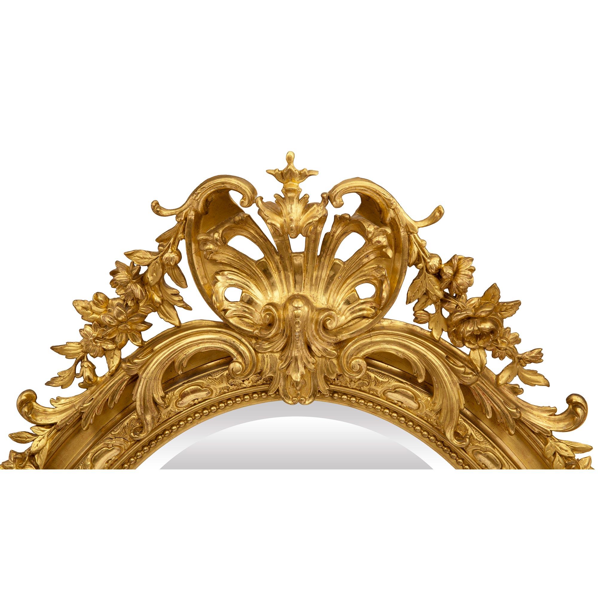 Miroir ovale en bois doré de style Louis XVI du XIXe siècle français Bon état - En vente à West Palm Beach, FL