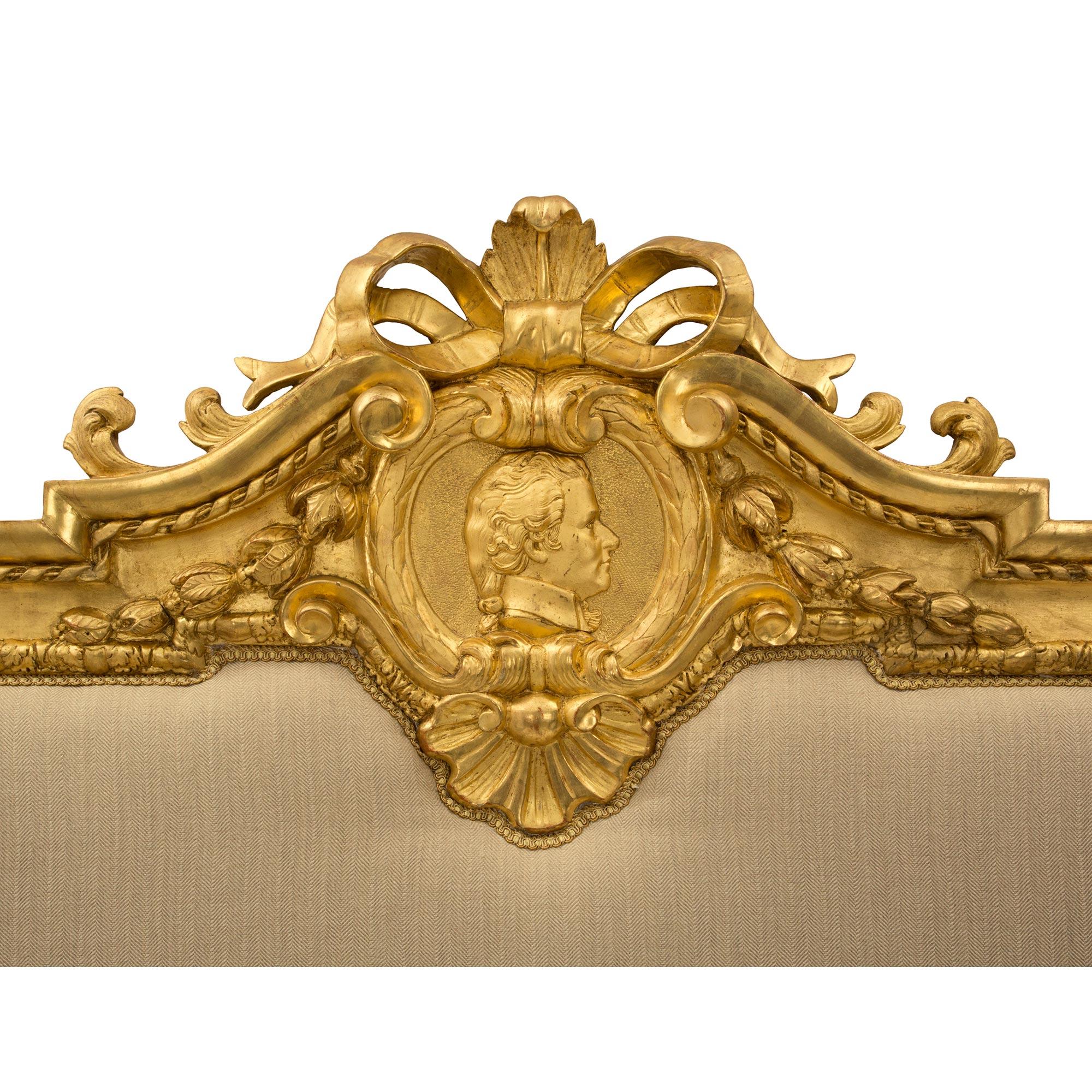 Gepolstertes Kopfteil aus vergoldetem Holz im Louis-XVI.-Stil Frankreichs, 19. Jahrhundert (Louis XVI.) im Angebot