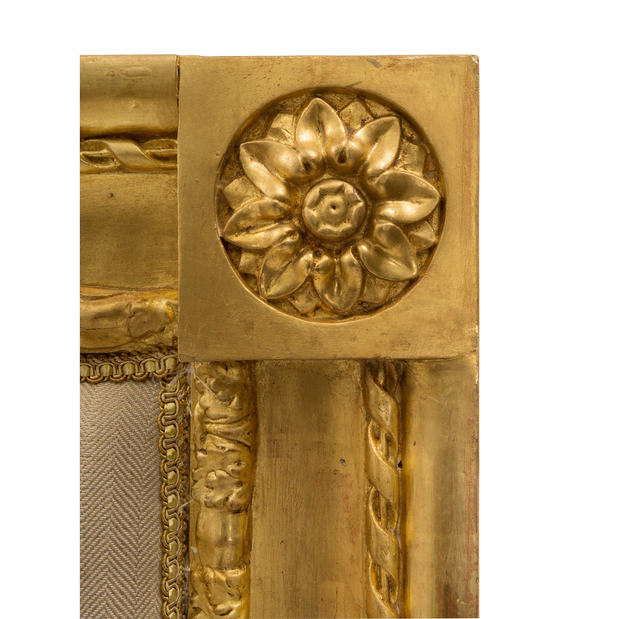 Gepolstertes Kopfteil aus vergoldetem Holz im Louis-XVI.-Stil Frankreichs, 19. Jahrhundert im Angebot 1