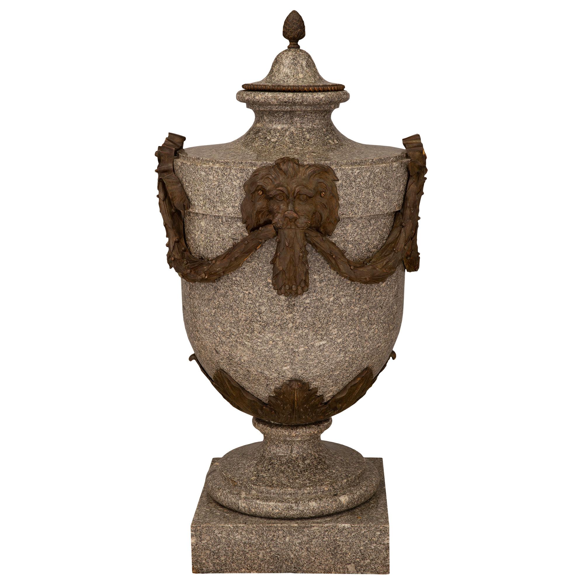 Eine sehr beeindruckende und großformatige französische Urne aus Granit und patinierter Bronze mit Deckel aus dem 19. Die Urne steht auf einem quadratischen Granitsockel unter einem feinen Sockel mit einer eleganten gesprenkelten Umrandung. Große,