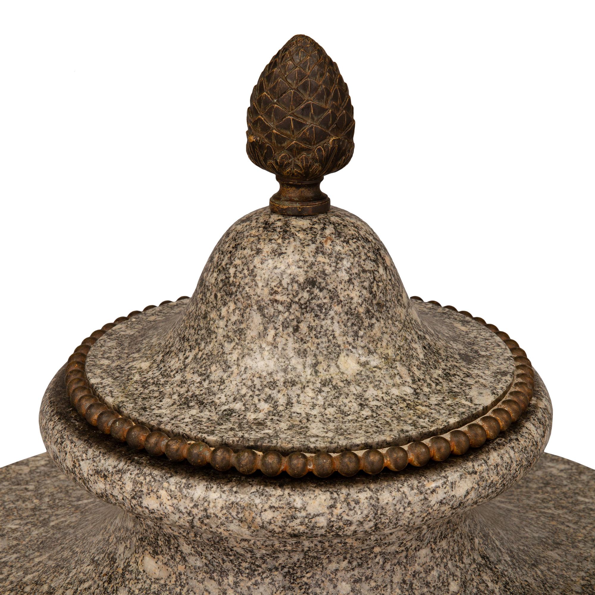 Französische Urne mit Deckel aus Granit und patinierter Bronze im Louis-XVI-Stil des 19. Jahrhunderts im Zustand „Gut“ im Angebot in West Palm Beach, FL
