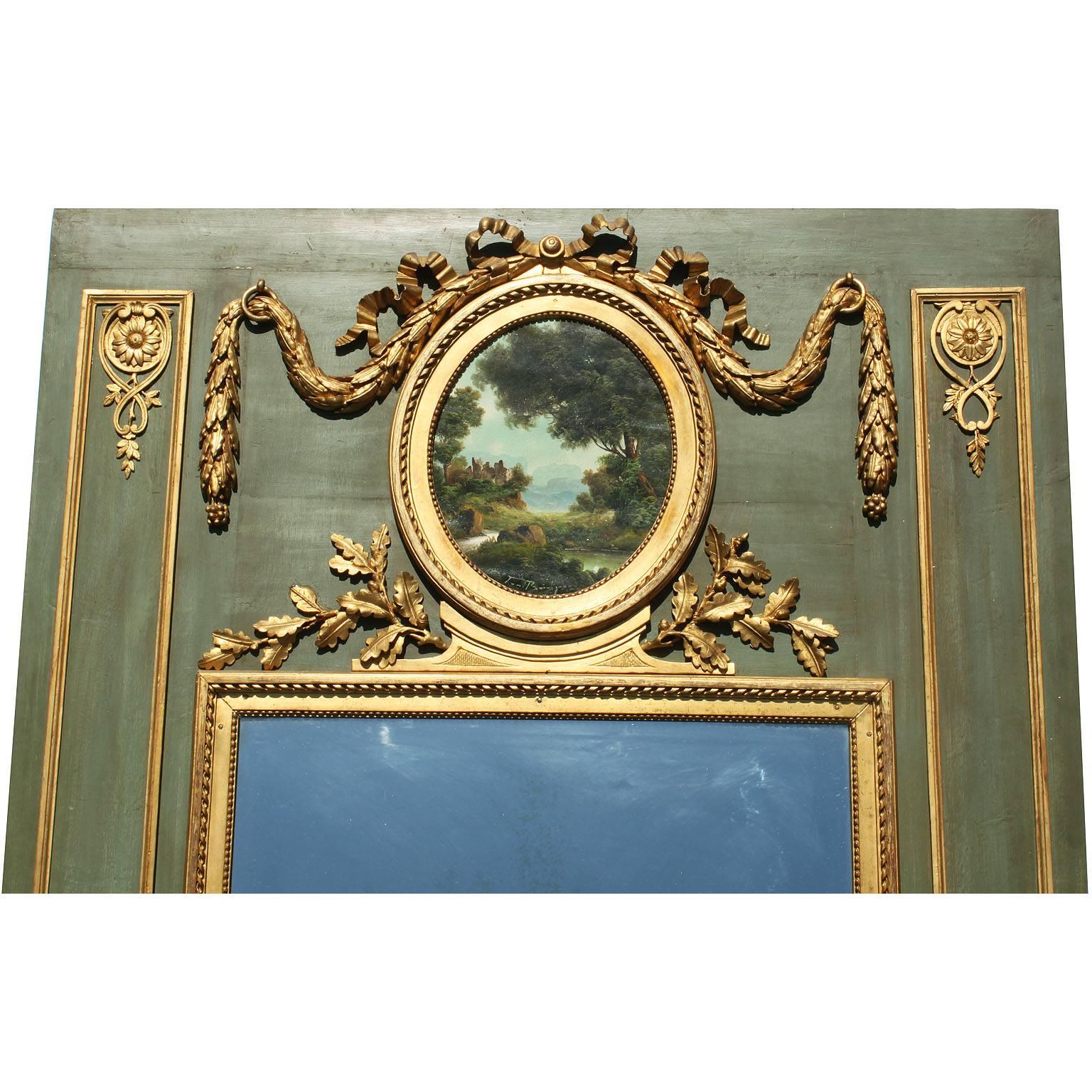 Cadre de miroir à trumeau de style Louis XVI du XIXe siècle, peint en vert et sculpté en bois doré à la feuille. Le cadre allongé surmonté de couronnes, feuilles, urnes, boucliers, arcs, rubans et moulures sculptés en bois doré, centré d'une huile