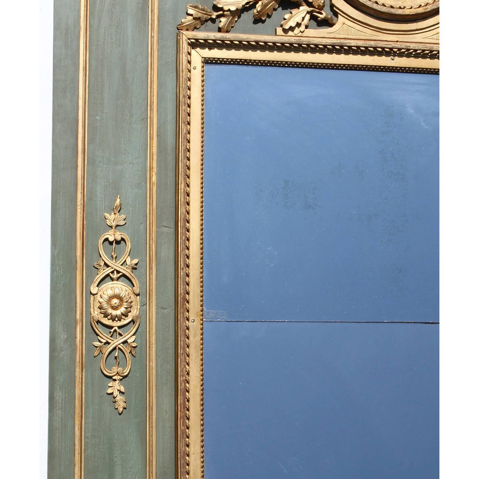 Miroir Cadre de miroir Trumeu en bois vert et doré de style Louis XVI du 19ème siècle en vente