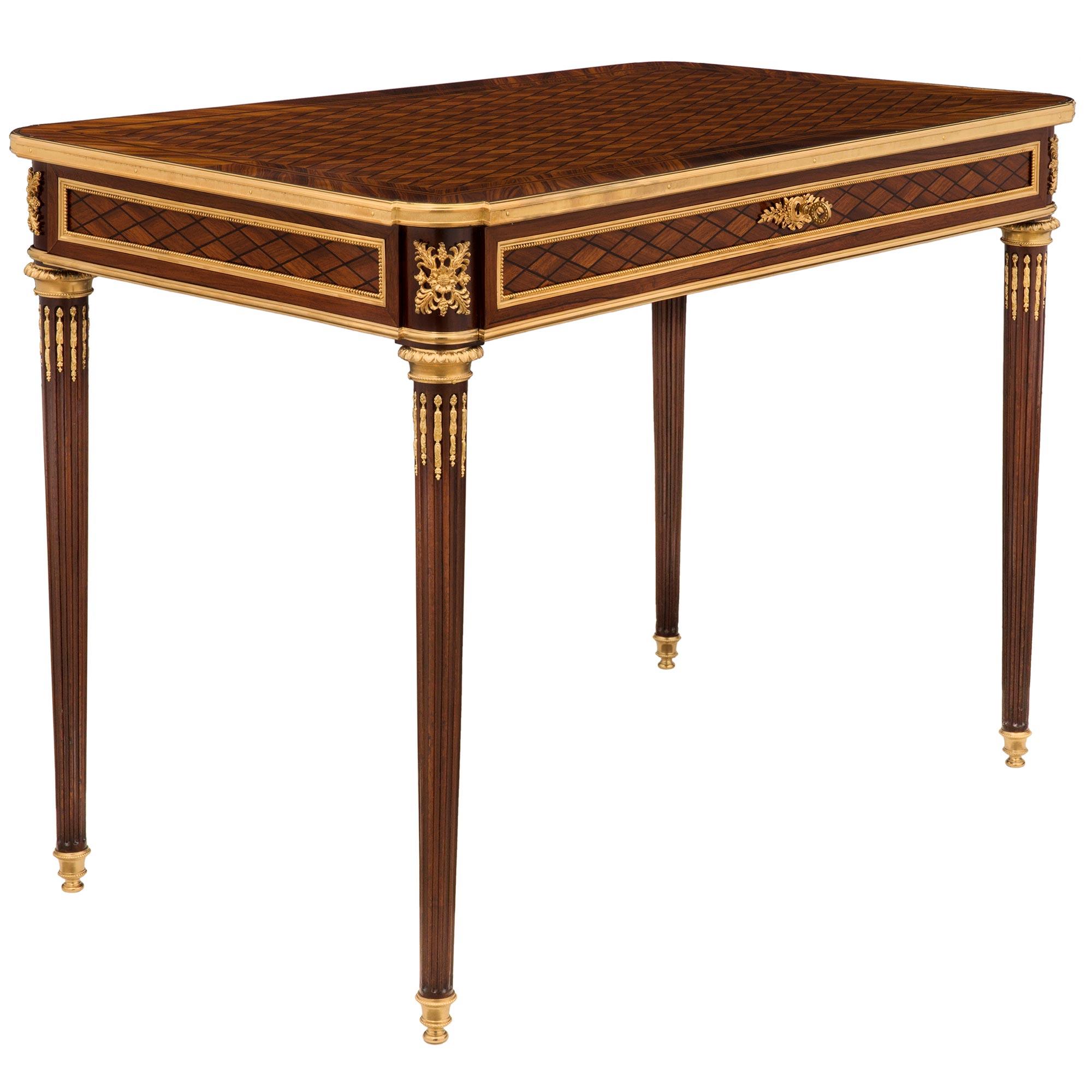 Belle Époque Tavolino francese del XIX secolo in stile Luigi XVI in legno di re, ebano, mogano e ormeggio in vendita
