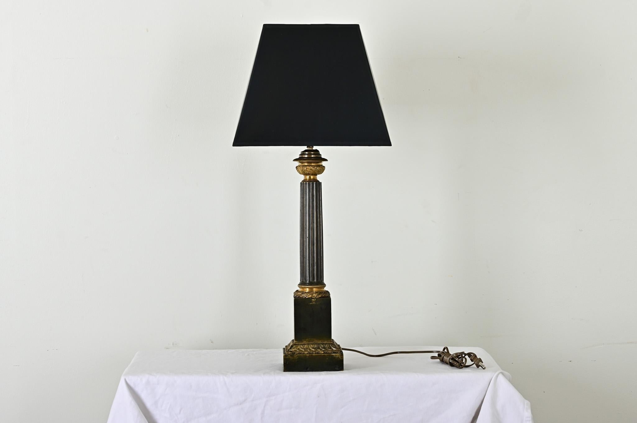 Sorprendente lámpara de mesa francesa del siglo XIX de temática neoclásica, recientemente convertida de gas a eléctrica. La nueva pantalla presenta un exterior negro y un interior plateado con motivos de carey. El cuerpo de la lámpara, de metal