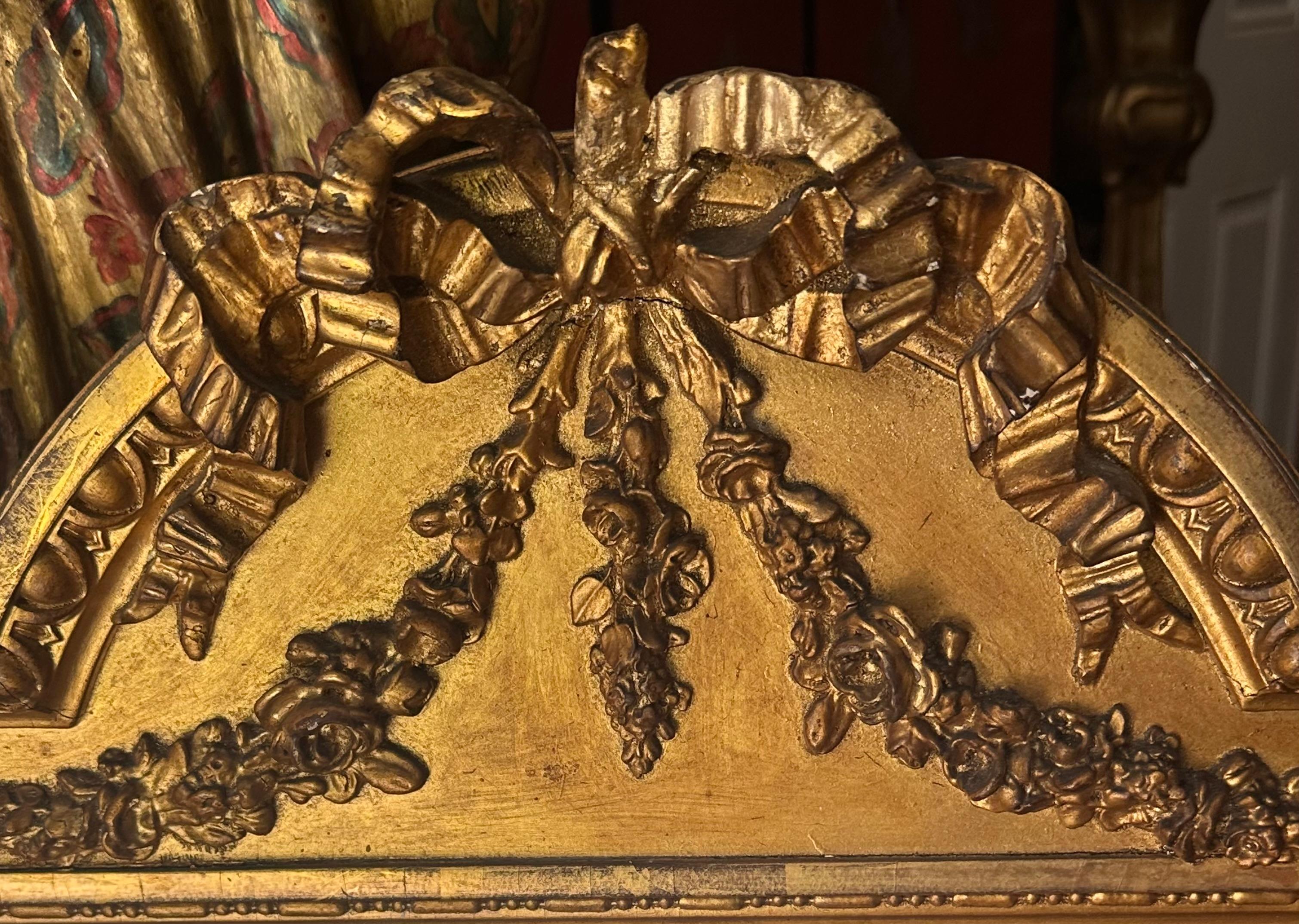 Miroir Grand miroir mural doré de style Louis XVI du XIXe siècle en vente