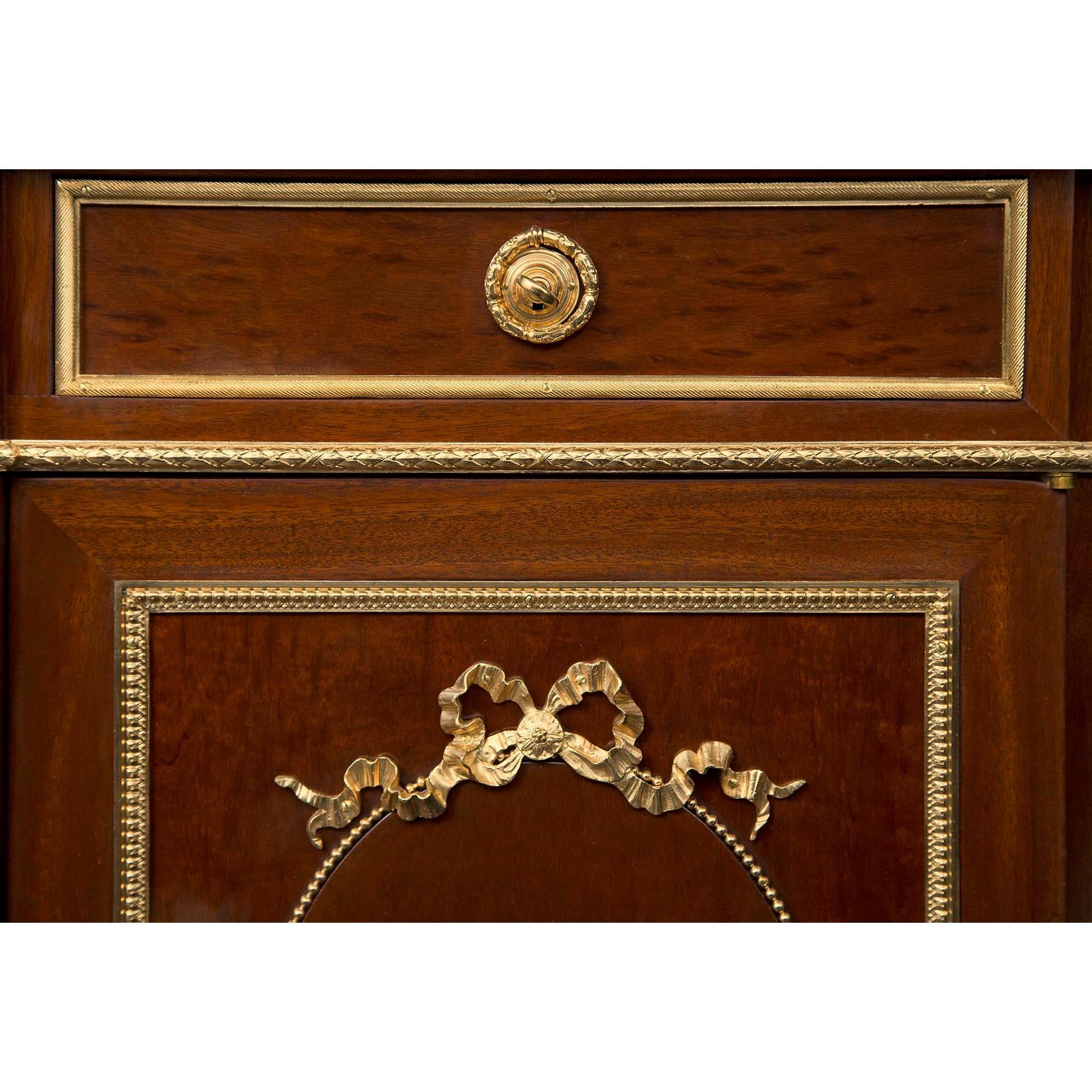 XIXe siècle Buffet français de style Louis XVI du 19ème siècle en acajou et bronze doré en vente