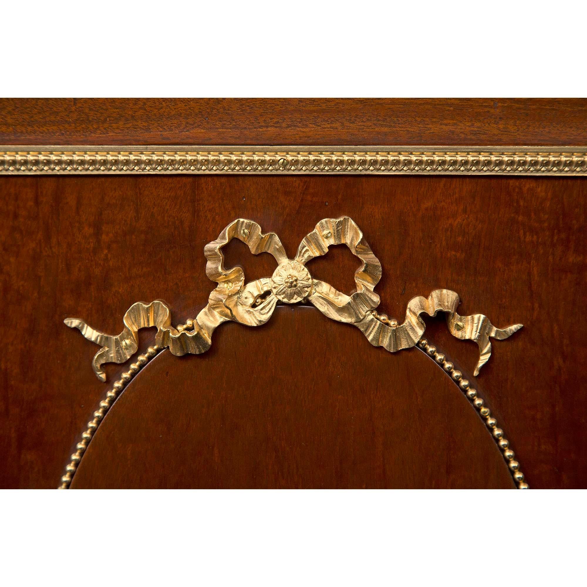 Bronze doré Buffet français de style Louis XVI du 19ème siècle en acajou et bronze doré en vente