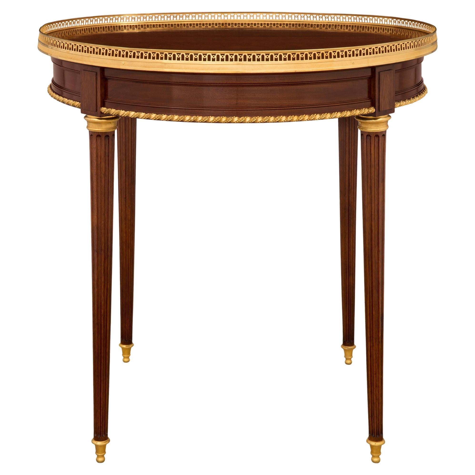 Runder Beistelltisch aus Mahagoni und Goldbronze im Louis-XVI.-Stil des 19. Jahrhunderts im Angebot