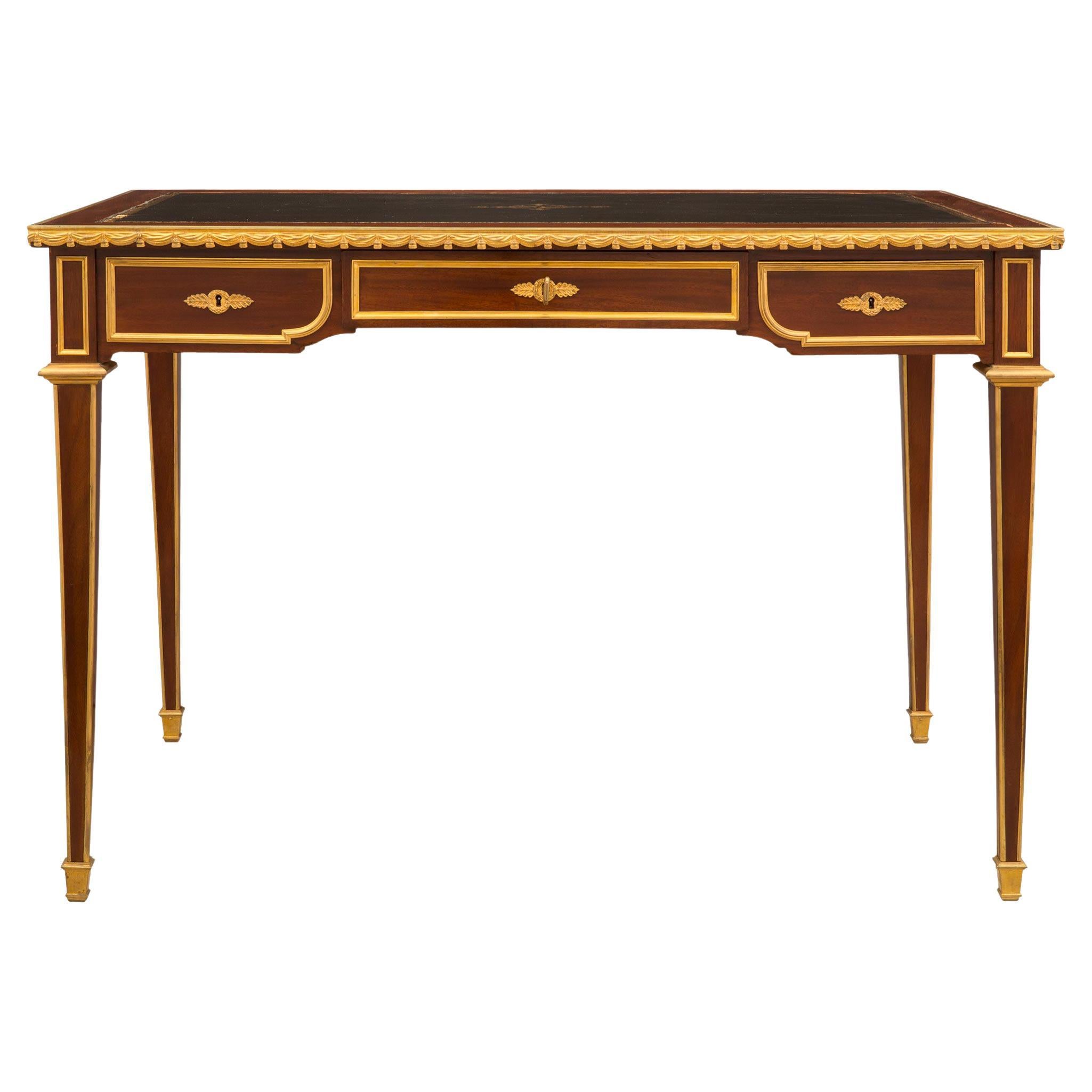 Bureau français de style Louis XVI du 19ème siècle en acajou et bronze doré