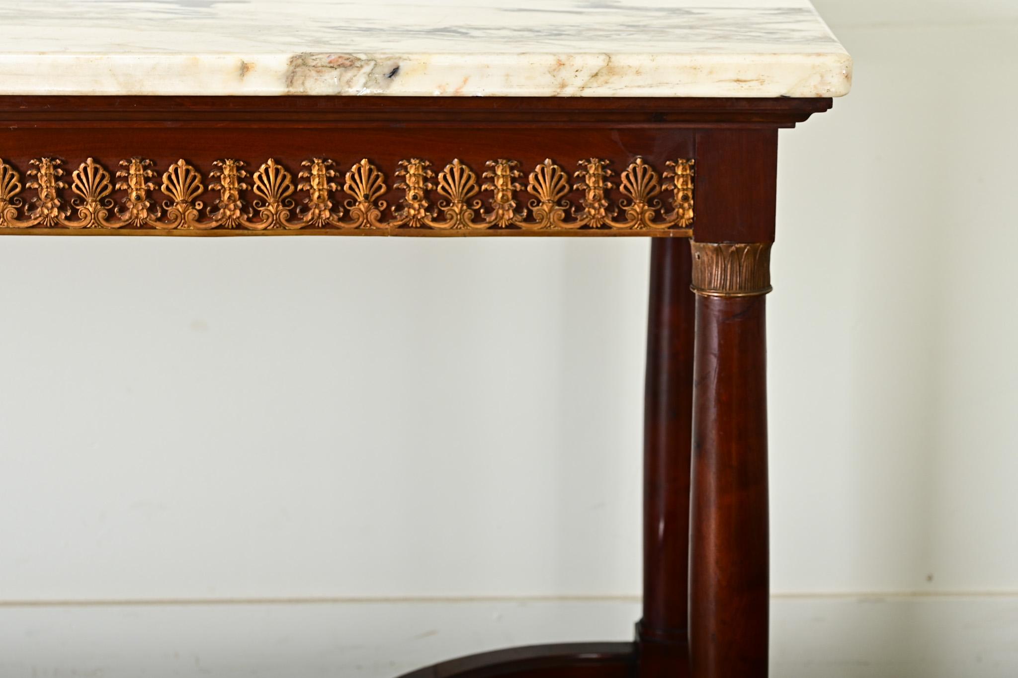 Mesa central francesa de caoba estilo Luis XVI del siglo XIX Otro en venta