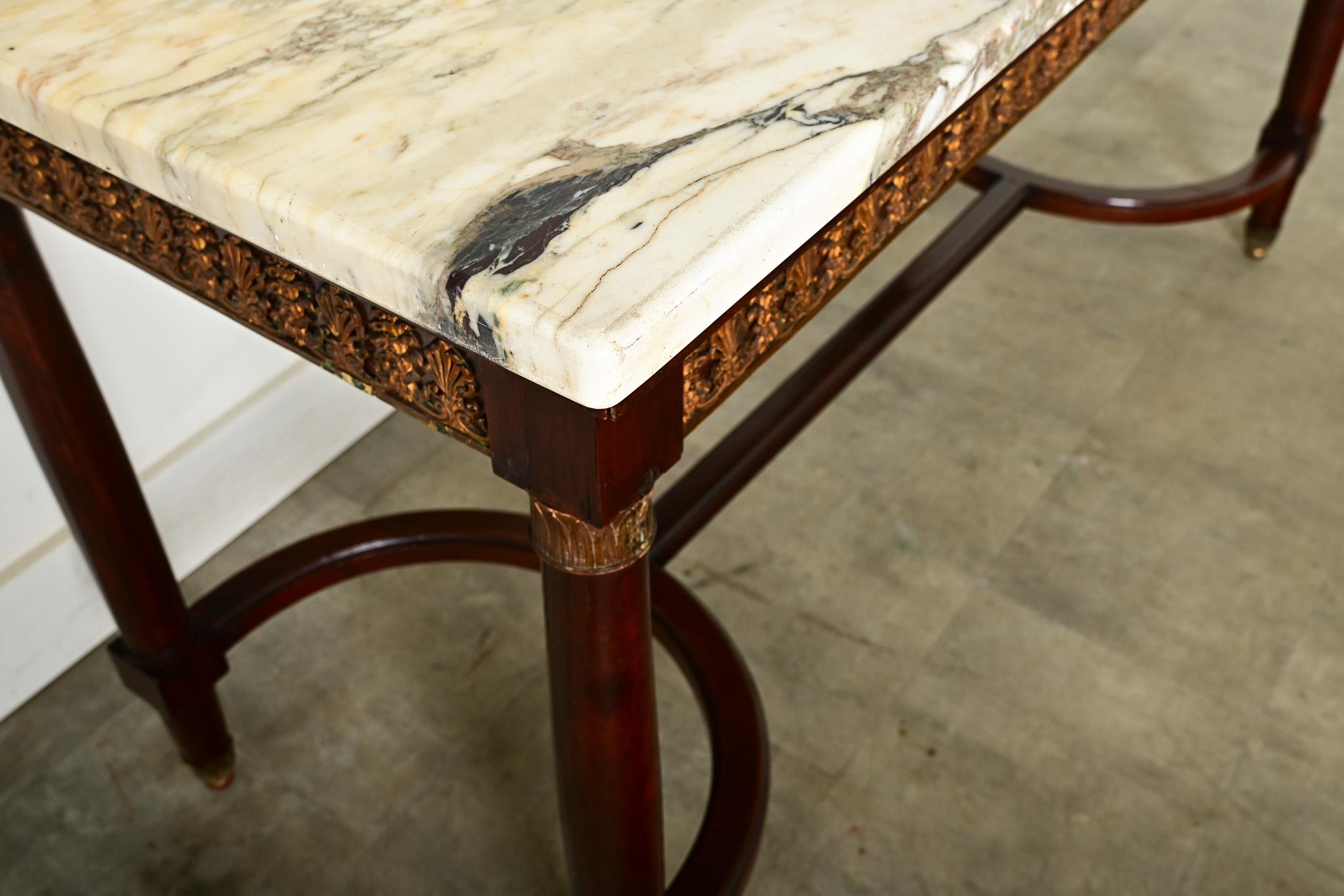 Mesa central francesa de caoba estilo Luis XVI del siglo XIX en venta 3
