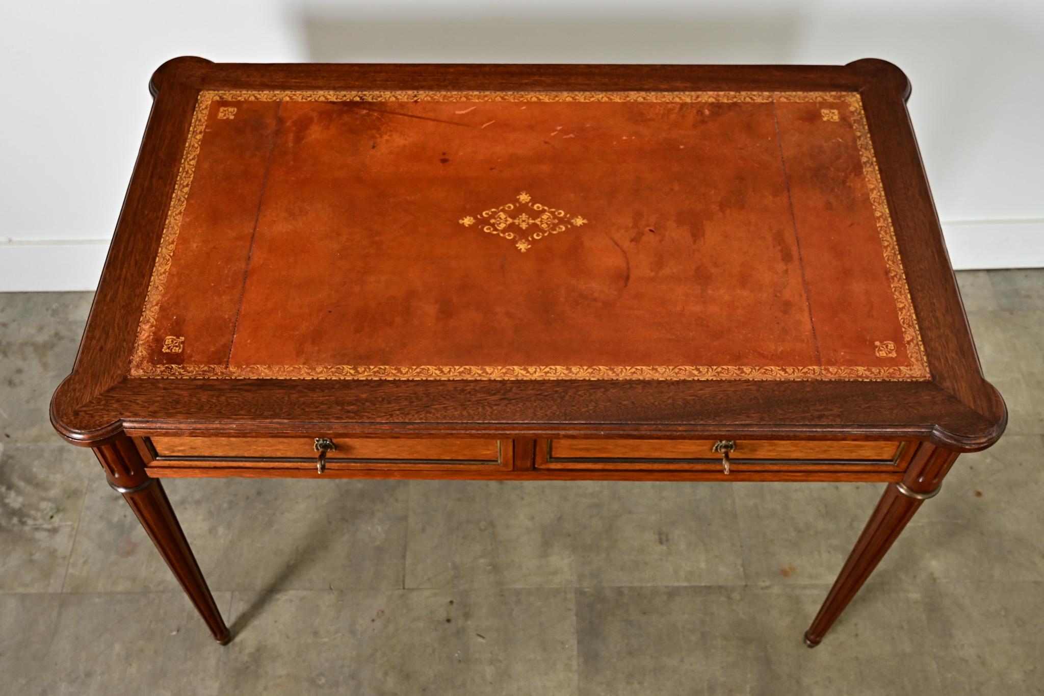 Französischer Mahagonischreibtisch im Louis-XVI-Stil des 19. (Geschnitzt) im Angebot