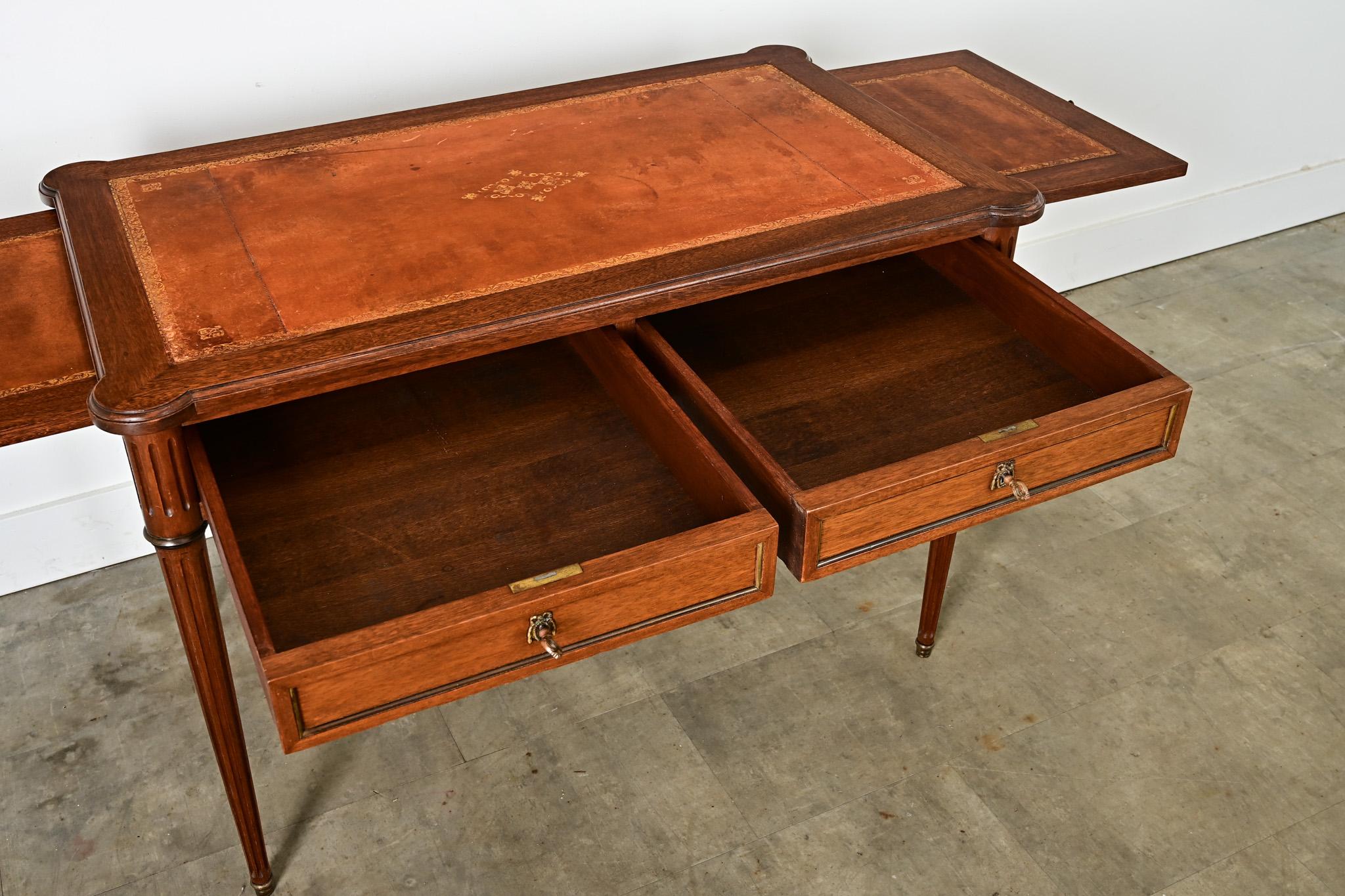 Französischer Mahagonischreibtisch im Louis-XVI-Stil des 19. (Messing) im Angebot