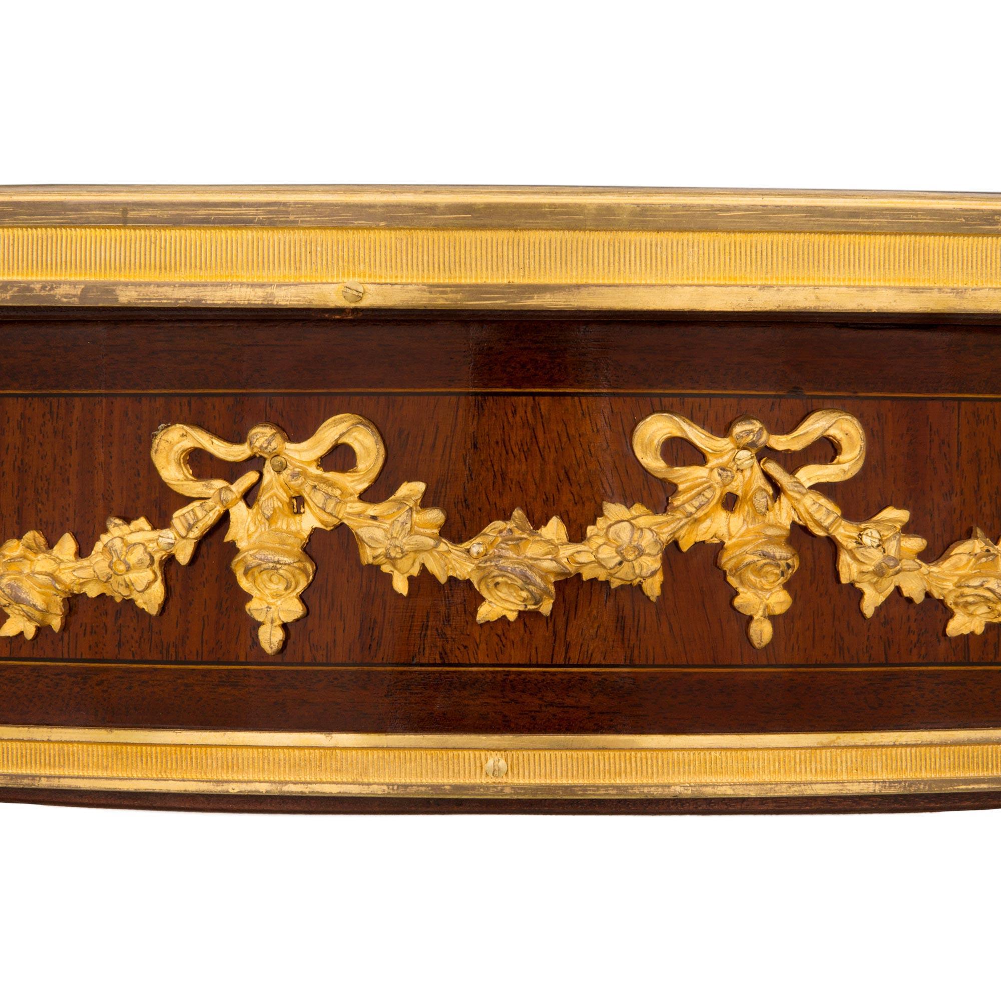 Français Table d'appoint française de style Louis XVI du 19ème siècle en acajou, bronze doré et marbre en vente