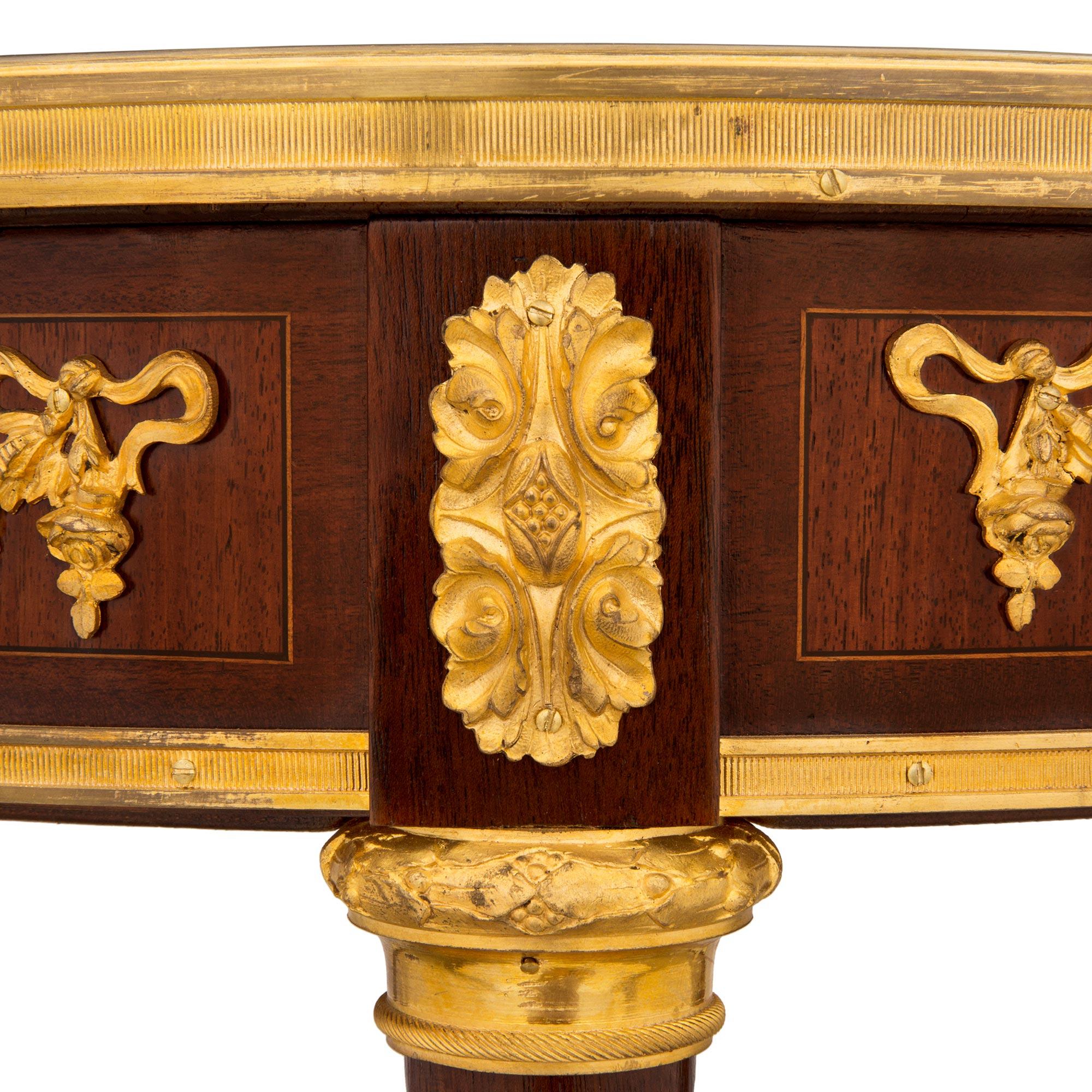 Table d'appoint française de style Louis XVI du 19ème siècle en acajou, bronze doré et marbre Bon état - En vente à West Palm Beach, FL