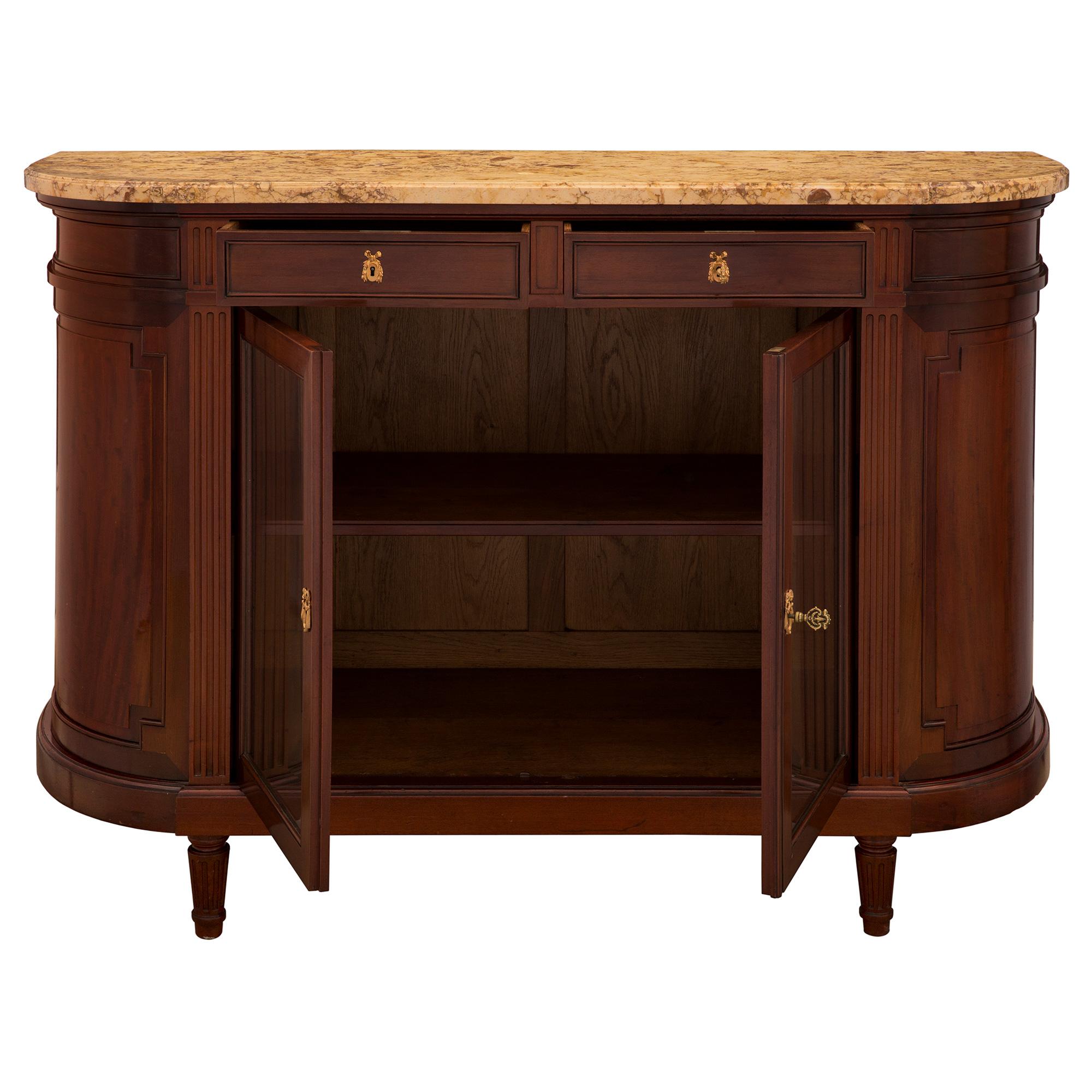 Francese Vitrina francese del XIX secolo in stile Luigi XVI in mogano, ormolu e marmo in vendita