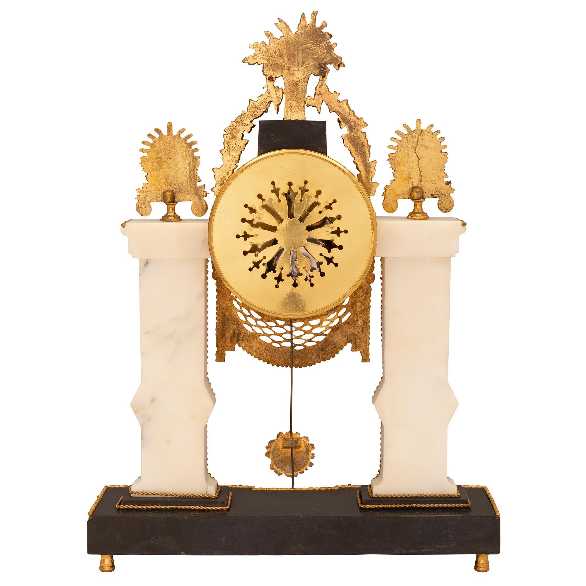 Uhr aus Marmor und Goldbronze im Louis-XVI-Stil des 19. Jahrhunderts (Französisch) im Angebot