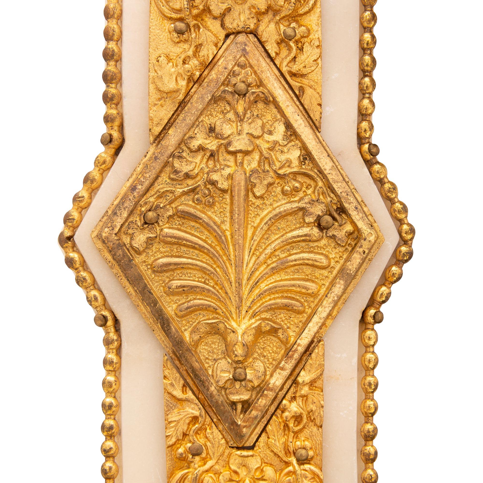 Uhr aus Marmor und Goldbronze im Louis-XVI-Stil des 19. Jahrhunderts im Angebot 2