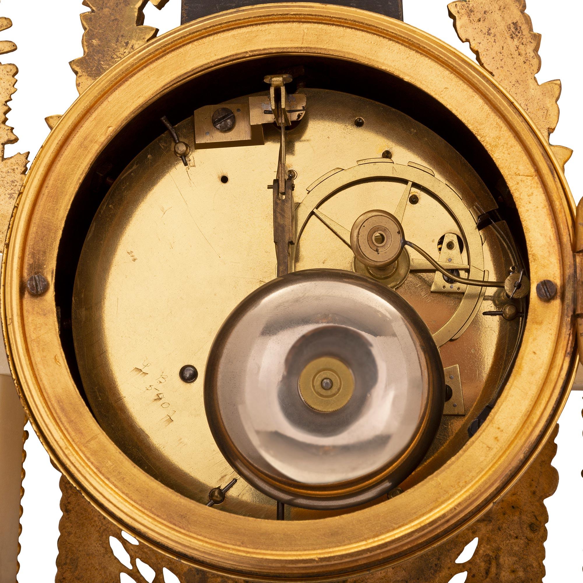 Uhr aus Marmor und Goldbronze im Louis-XVI-Stil des 19. Jahrhunderts im Angebot 4