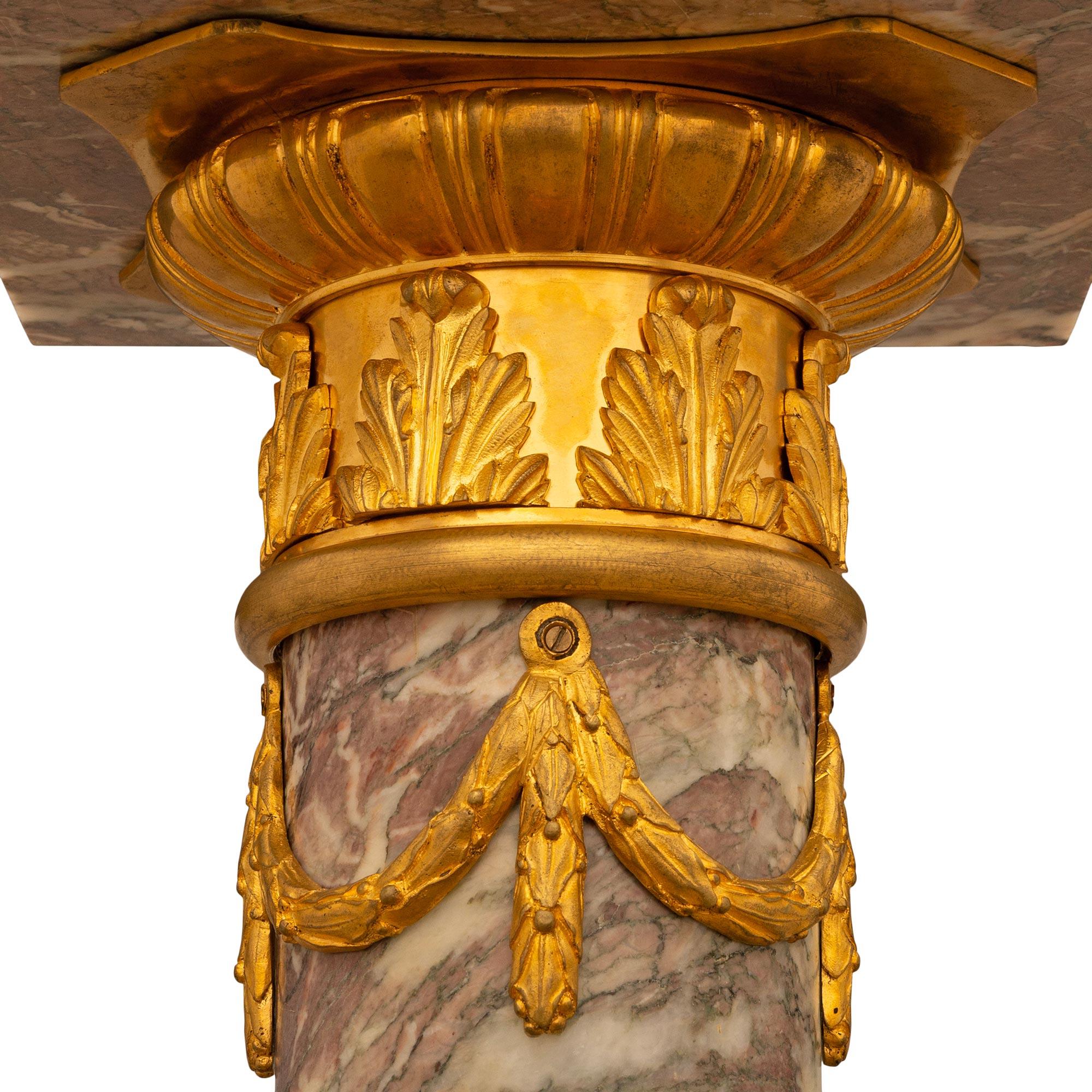 XIXe siècle Piédestal français du 19ème siècle de style Louis XVI en marbre et bronze doré en vente