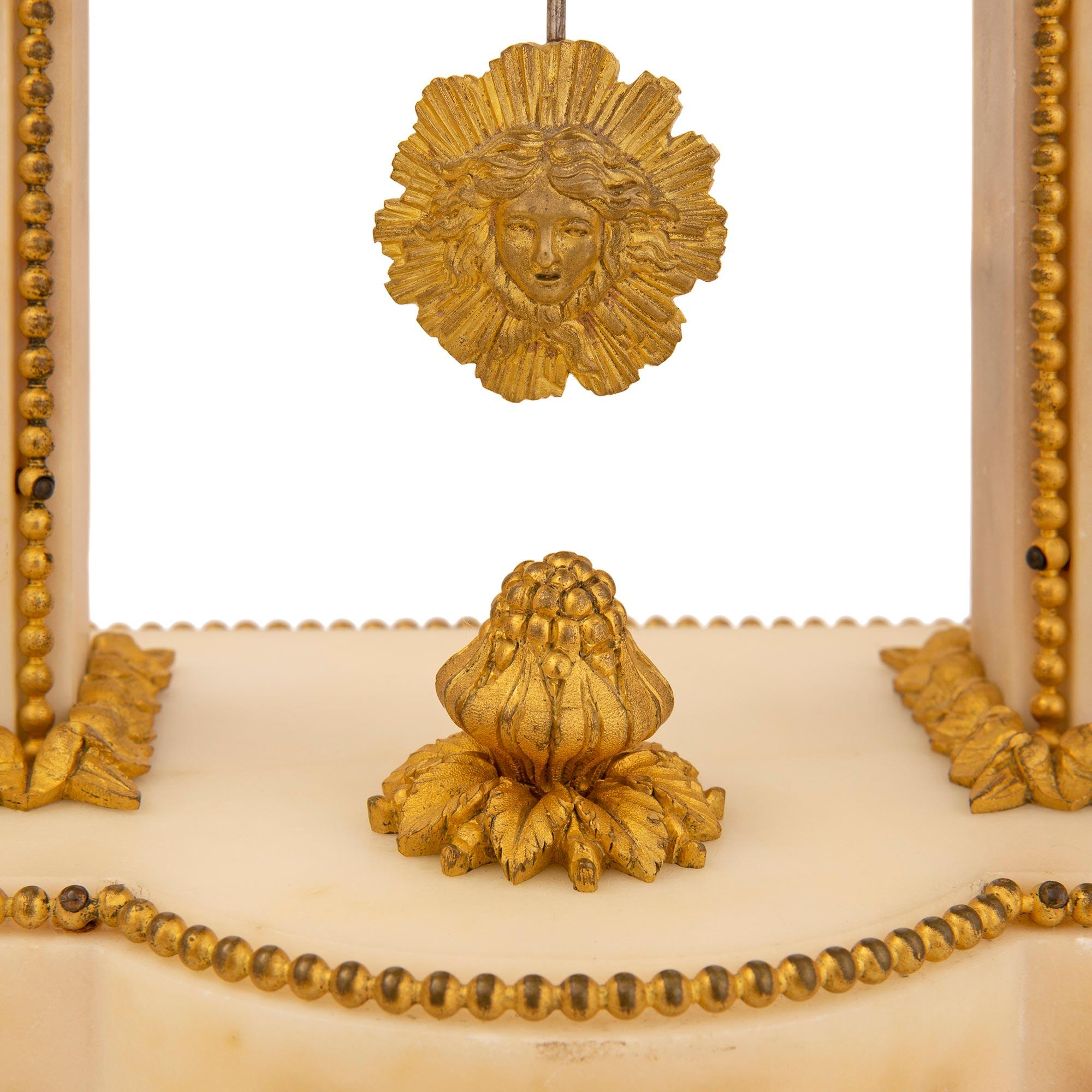 Horloge française du 19ème siècle de style Louis XVI en marbre et bronze doré en vente 4