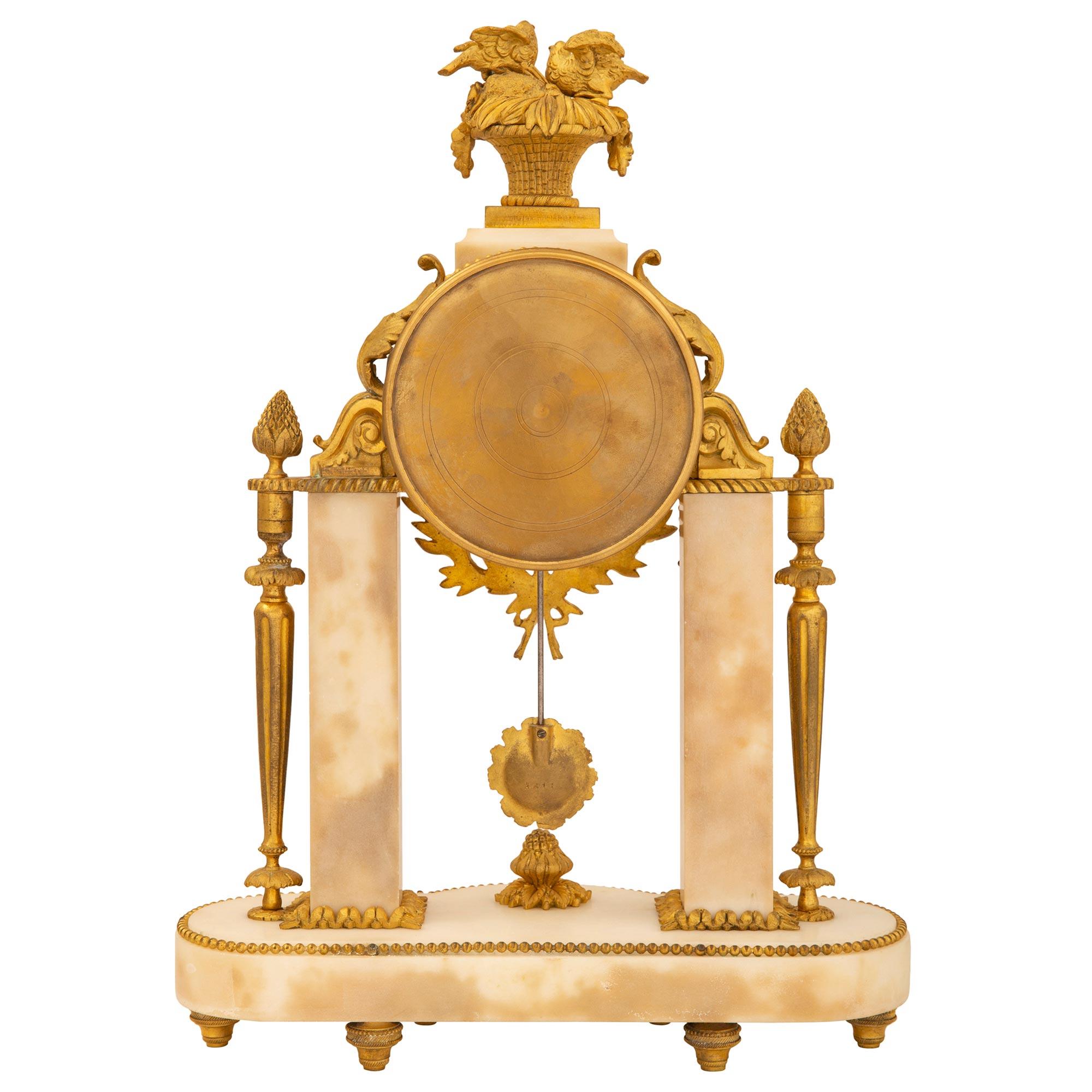 XIXe siècle Horloge française du 19ème siècle de style Louis XVI en marbre et bronze doré en vente